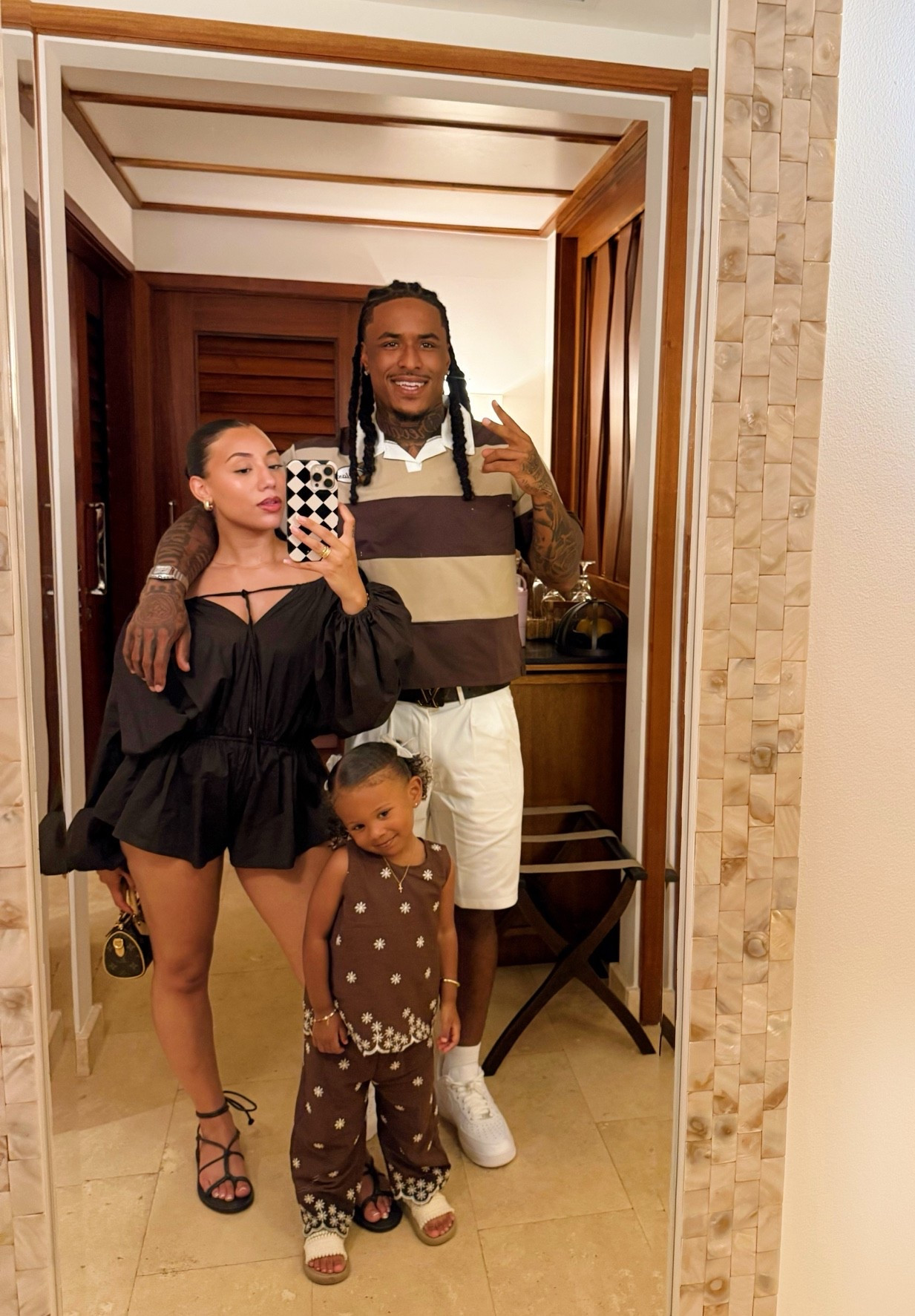 Coordinating family fits on vaca is my favorite🤎