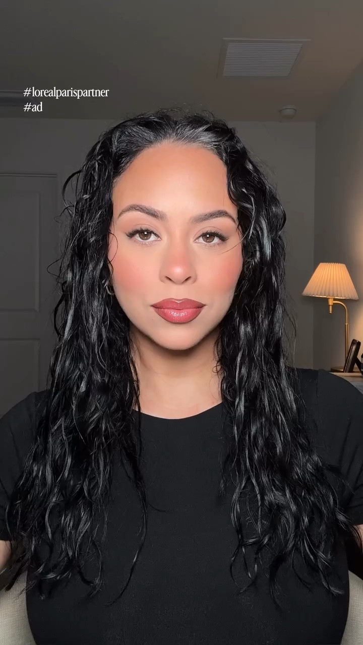 #ad My signature middle part sleek blowout has never looked better using @lorealparis EverPure Iron Sleek 3 step regimen @target @shop.Itk #liketkit 
#TargetPartner #Target LOrealParisPartner LOrealParisHairCare