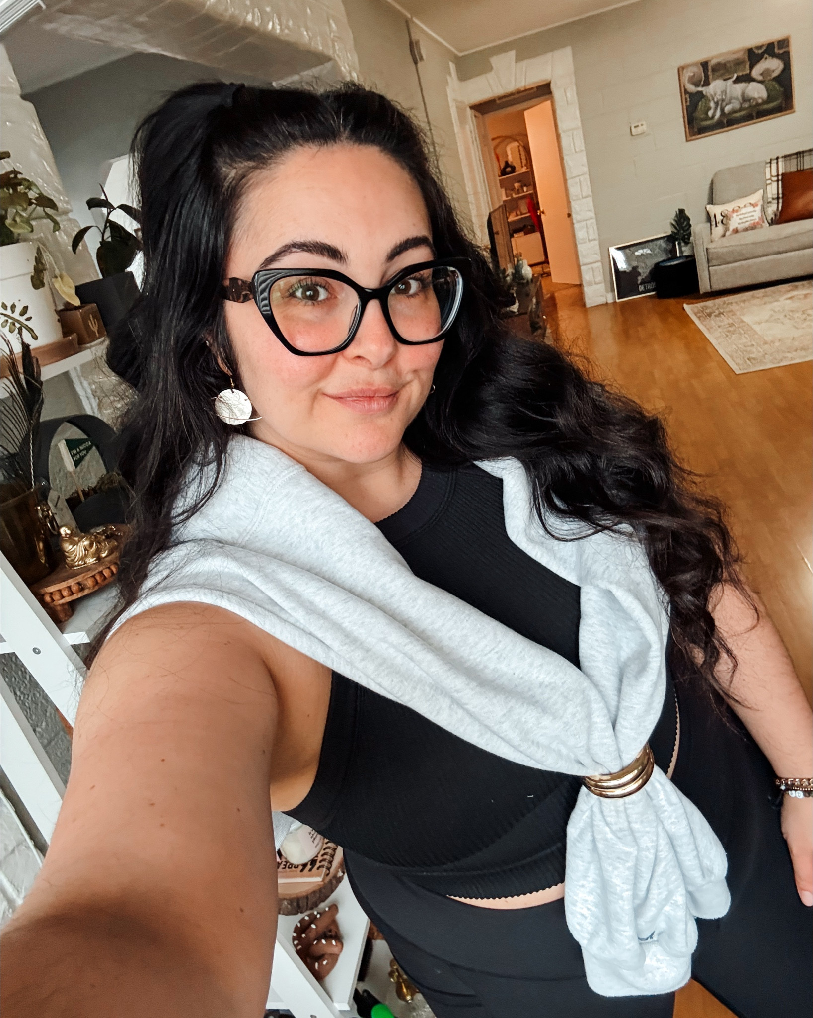 Tis the season for a sweater over your shoulders. I have these hair ties with the gold accent that I used on the sleeves of my sweaters to keep them in place & love how it looks 👌🏼 