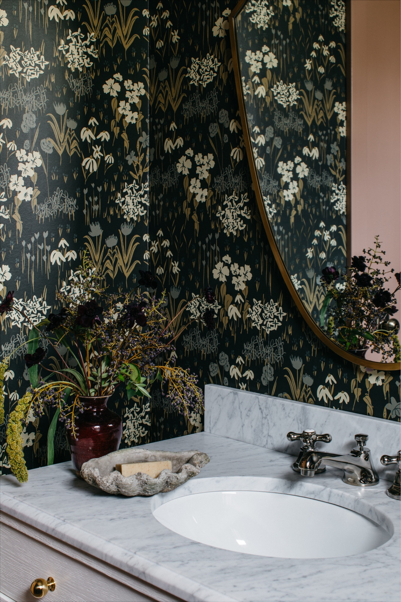 If you’re not following this interior design powerhouse of a team on Instagram, make some taps.

wallpaper | @byhopeathome (hey)
showroom | @solidandpattern
design | @leahphillipsinteriors
photo | @margaretrajic
styling | @studio_officer



#LTKHome #LTKStyleTip