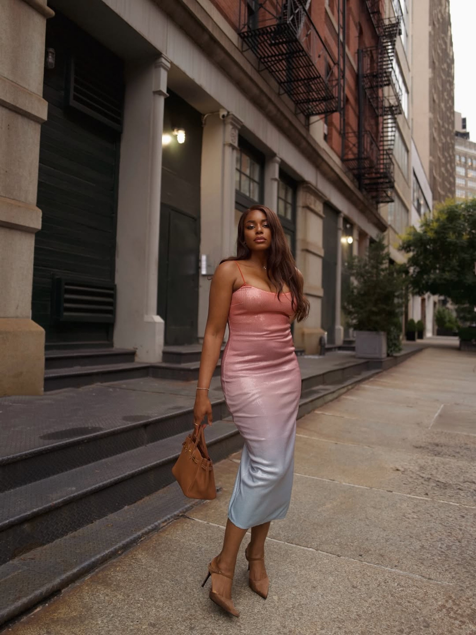 Guess I had to bring the sunset out since it’s still so gloomy outside 🧡🩵🤍… celebrating the start of summer with cocktail hour! Wearing the most gorgeous ombré midi dress that is perfect for summer date night, wedding guest and more. Linking this style below! … For more links to summer coffee table decor, wedding guest dress, summer nails, melissa murrelll, wedding guest, summer outfits, georgia louise, ubeauty, 4th of july looks, follow me on LTK! ✨


#LTKSeasonal #LTKSummerEdit #LTKStyleTip