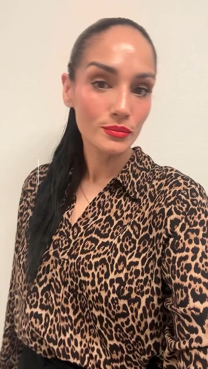 Wasn’t really feeling today…
but matching my red lip to these nails I’m obsessed with changed the whole vibe ❤️🐆

#SoftGlamVibes #RedLipMoment #NailInspo #BeautyMood #ConfidenceBoost