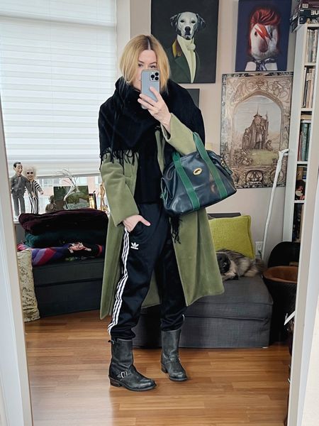 A look from my outfit inspiration flat lays I made and posted a couple of days ago.

Adidas track pants I found secondhand and handbag is vintage 70s Longchamp.
•
.  #falllook  #torontostylist #StyleOver40  #secondhandFind #fashionstylist #slowfashion #FashionOver40  #fryeboots #MumStyle #genX #genXStyle #shopSecondhand #genXInfluencer #genXblogger #secondhandDesigner #Over40Style #40PlusStyle #Stylish40