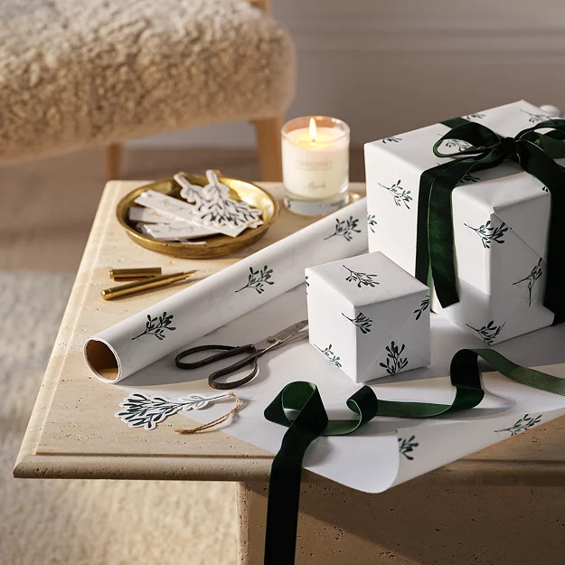 Mistletoe Wrapping Paper – 10m | The White Company UK & ROW