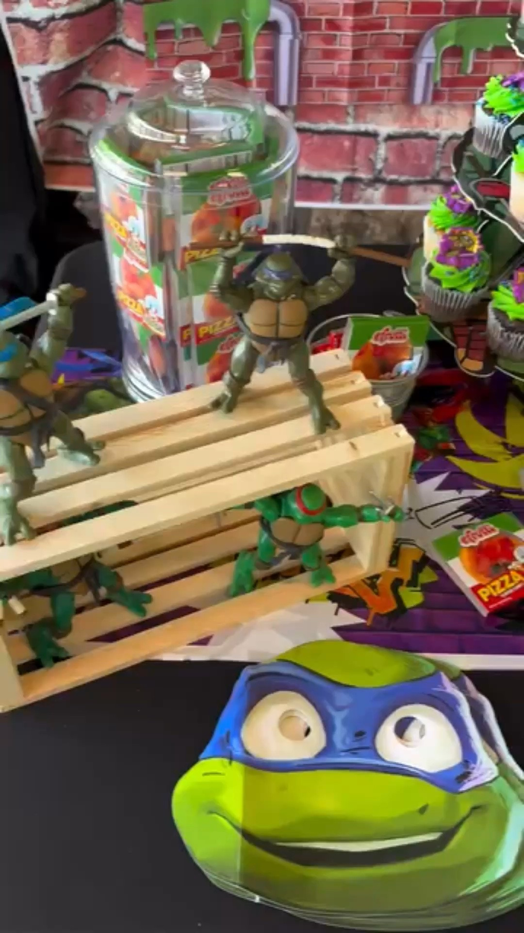 A first look at our #teenagemutantninjaturtles party! ❤️💙💜🧡 Cowabunga, dudes!!

Did you watch #tmnt when you were younger?

#sprinklesofconfetti #partyideas #parryinspiration