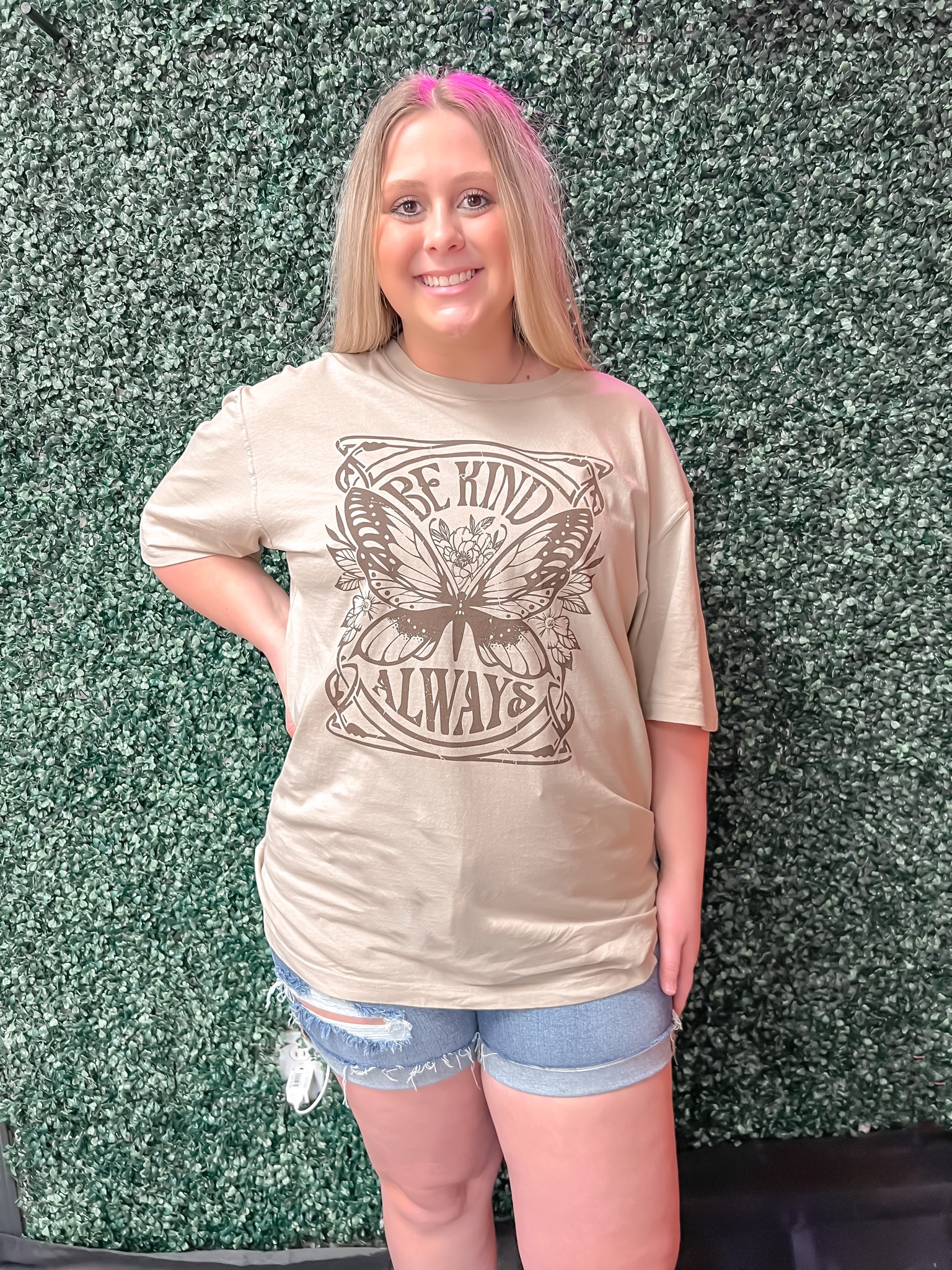Stretchy denim shorts with oversized graphic tee

#LTKunder50 #LTKstyletip