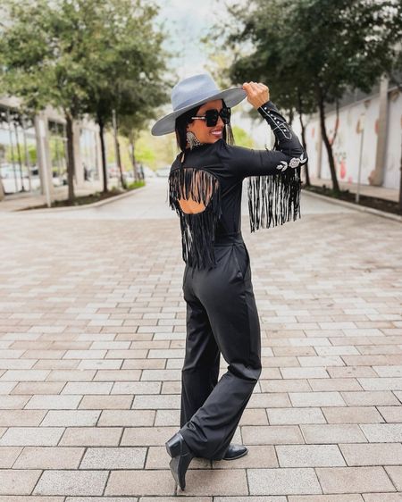 It’s rodeo time, Houston🤠 If you’re looking for the perfect rodeo queen outfit, @mrsmommabearworkwear has it. I’m dying over this jumpsuit😍 When the rodeo’s over, the pieces are comfortable for travel, stylish for a night out, and sophisticated for your next big meeting. Sharing a better look on stories! #MrsMommaBear #MrsMommaBearPartner 
#MMB 