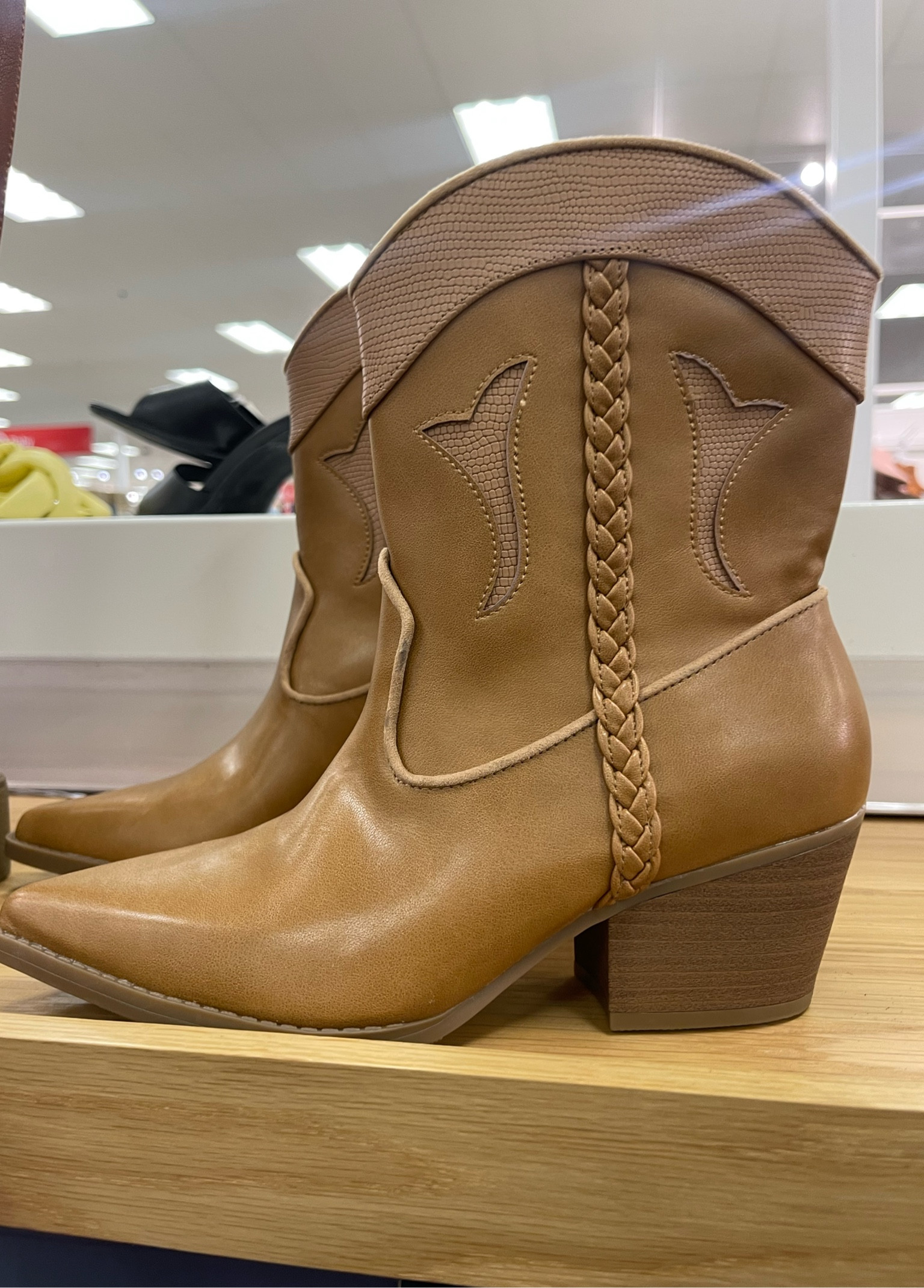 Western boots 
Fall style 
Boot style 


#LTKSeasonal #LTKunder50 #LTKshoecrush
