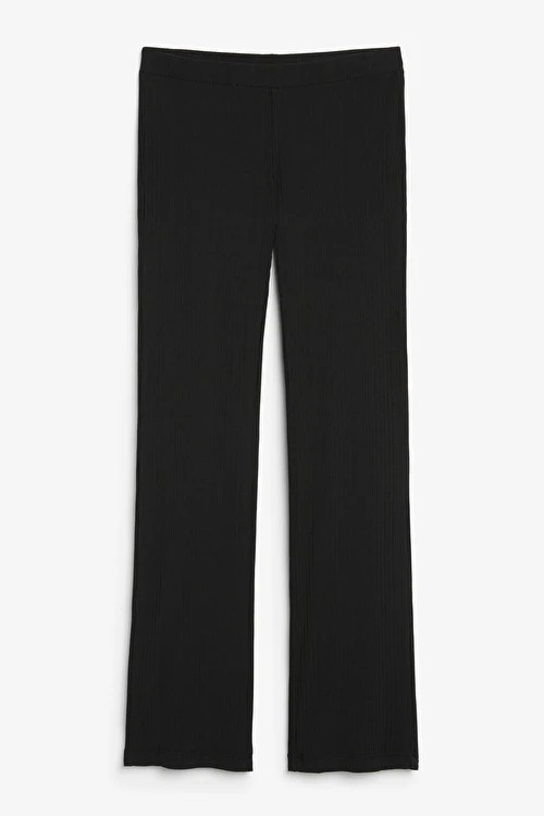 Beigefarbene Hose mit ausgestelltem Bein | Monki (DE)