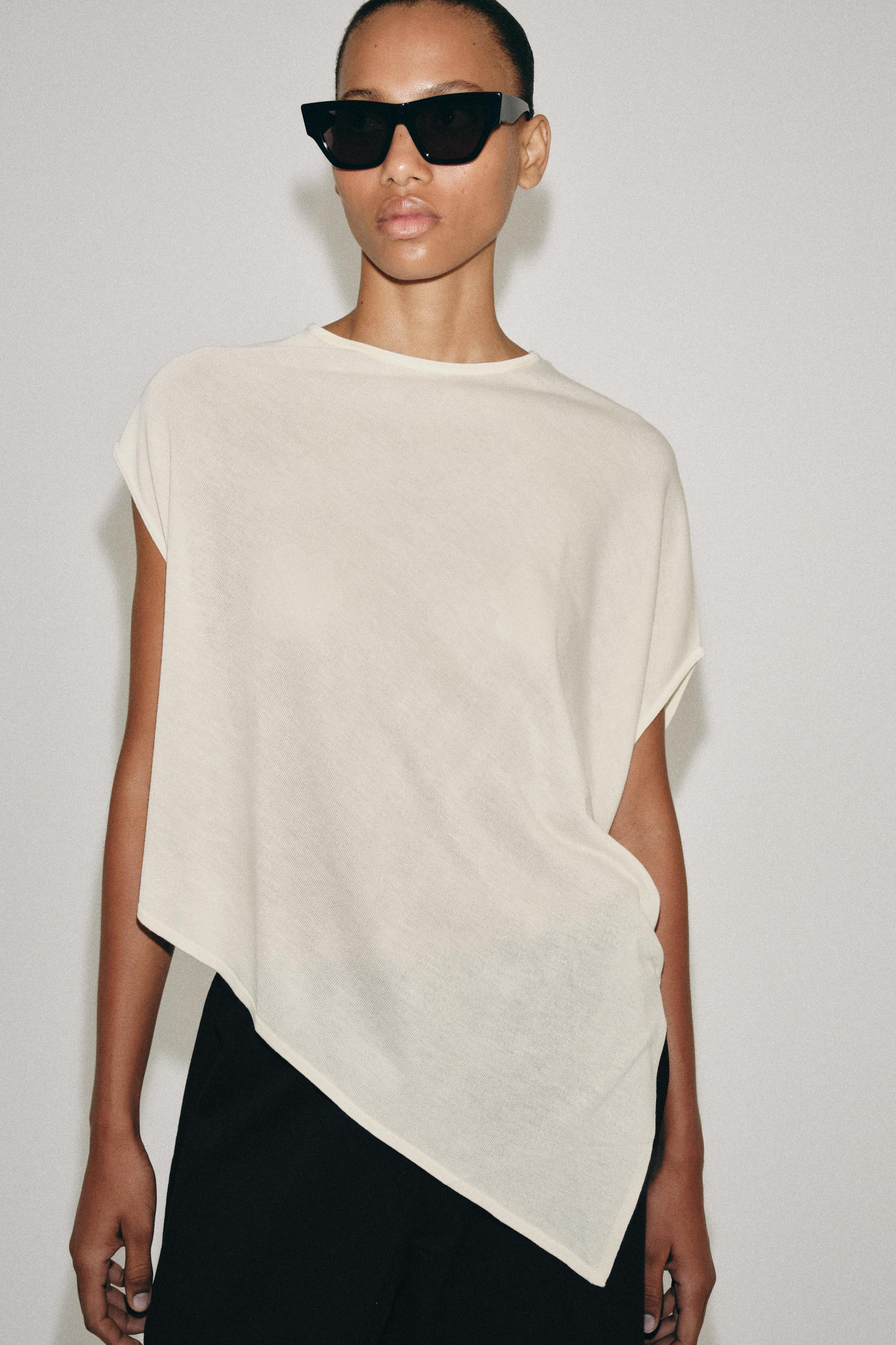 Flowy round neck top with asymmetric sleeves and hem.ecru-white9598/016/072 | Zara UK