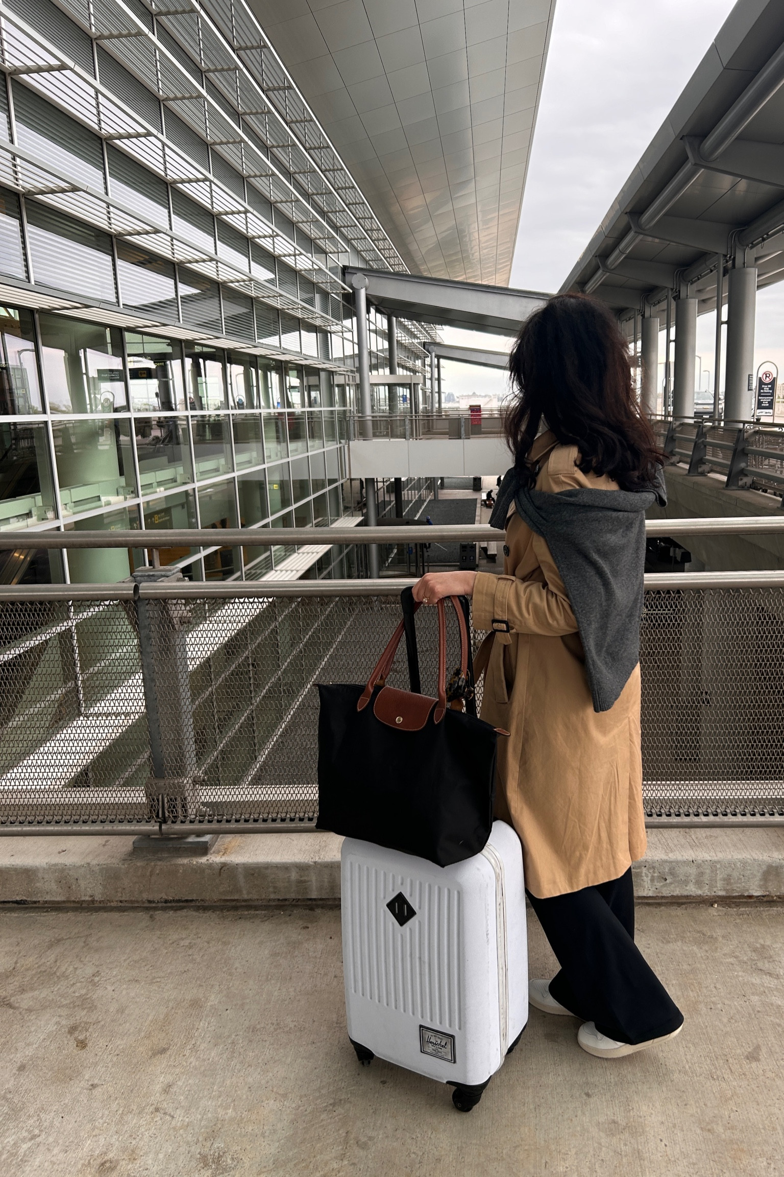 Trench: Mango
Sweater: Massimo Dutti
Trousers: TNA
Sneakers: Veja
Bag: Longchamp
Suitcase: Herschel

#LTKstyletip #LTKcanada #LTKtravel