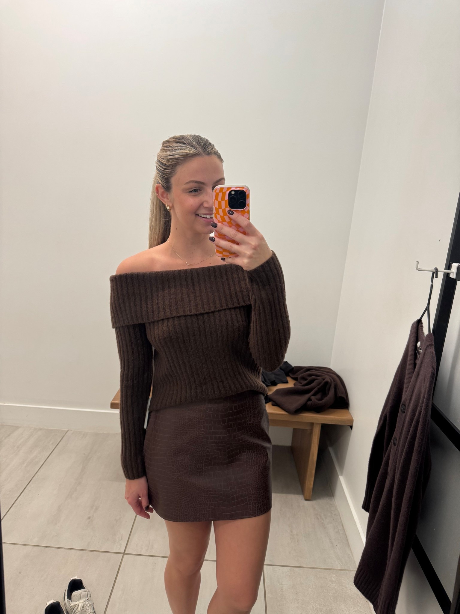 Brown on brown 🤎 

Abercrombie & Fitch sweater and leather skirt