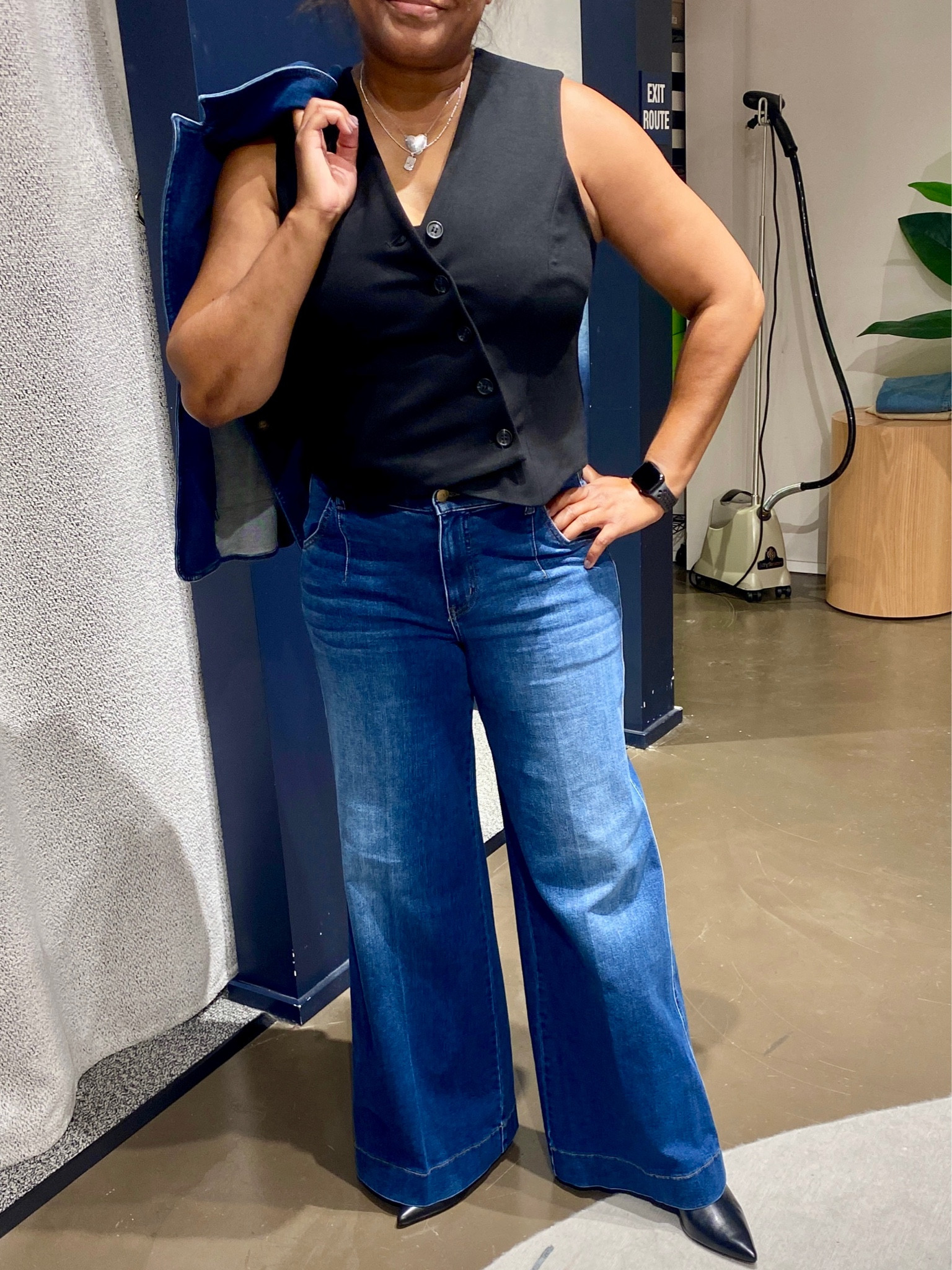 Wide leg jeans: trousers

A hip-grazing vest with pointy toe boots screams polished professionalism with a trendy twist.

#LTKover40 #LTKstyletip #LTKshoecrush
