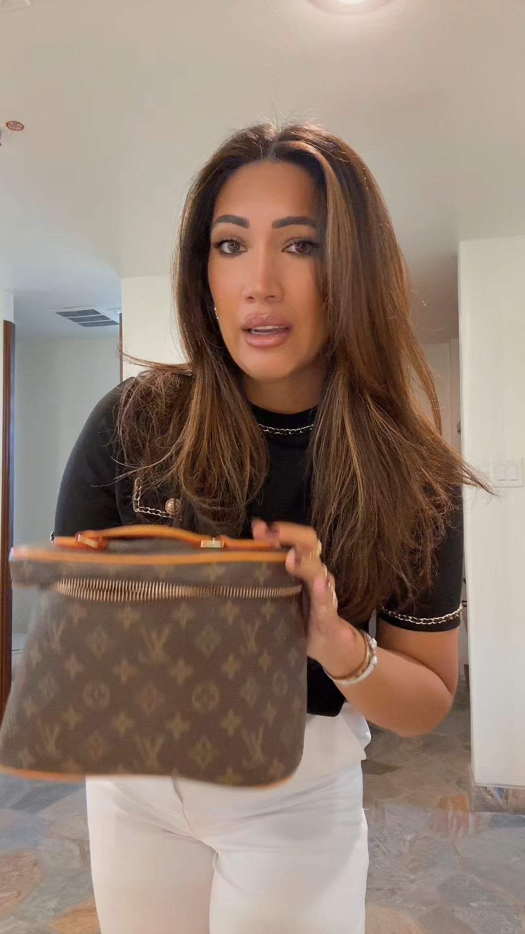 What’s actually inside my makeup bag ✨
A few of my must-have staples I never travel without:

🧡 Mason Pearson Popular Brush — the glossiest hair
🪥 Marvis travel toothpaste from @bravcobeauty — aesthetic + whitening
🎨 Hourglass Barney’s palette — the perfect tones
☀️ IT Cosmetics CC Cream (Natural Tan) — SPF + coverage = yes
💦 L’Oréal Paris Infallible Setting Spray — locks everything in
🌧️ Dream Coat from Color Wow (also from @bravcobeauty) — humidity who?
🍇 Caudalie Grape Hydrating Mist — Josie put me on
✨ L’Oréal Paris Eyeshadow Sticks — easy, blendable, done

And that’s just a few of the things I keep in here…
What do you want a breakdown of next? 👀💄

#MakeupBagEssentials #BeautyFavorites #TravelWithMe #MakeupMustHaves #WhatsInMyBag #BeautyReels #BravcoBeauty #MakeupRoutine #GlowySkin #BeautyTok #MakeupReview 

#LTKvlog #LTKBeauty #LTKTravel