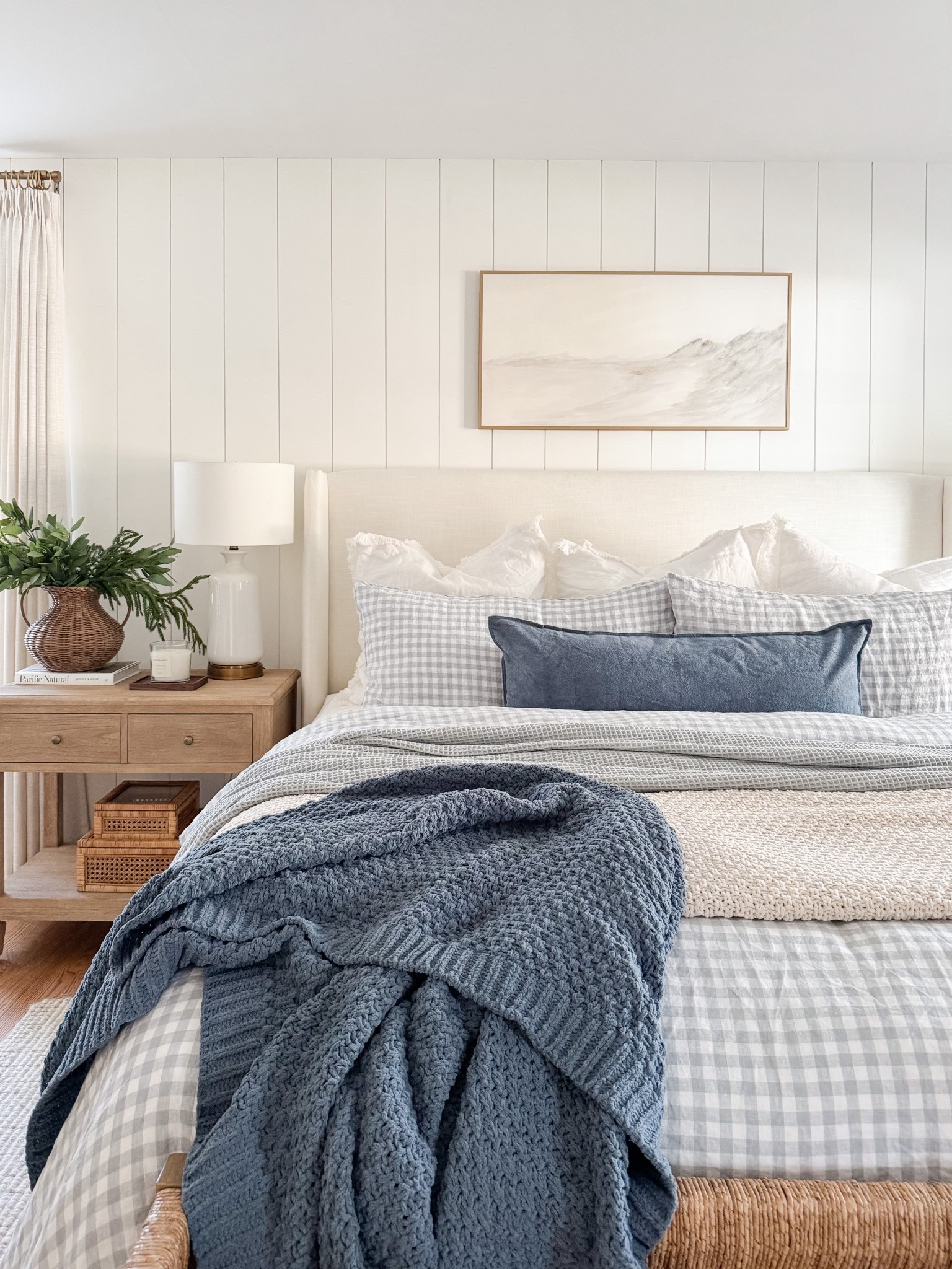 Coastal Bedroom Design

Home Home design  Modern home  Home decor  Bedroom design  Bedroom inspo  Bedroom finds  Bed Decor  

Upholstered bed, vintage bench, pottery barn bedding, wall art, nightstand 

#LTKFindsUnder50 #LTKHome
