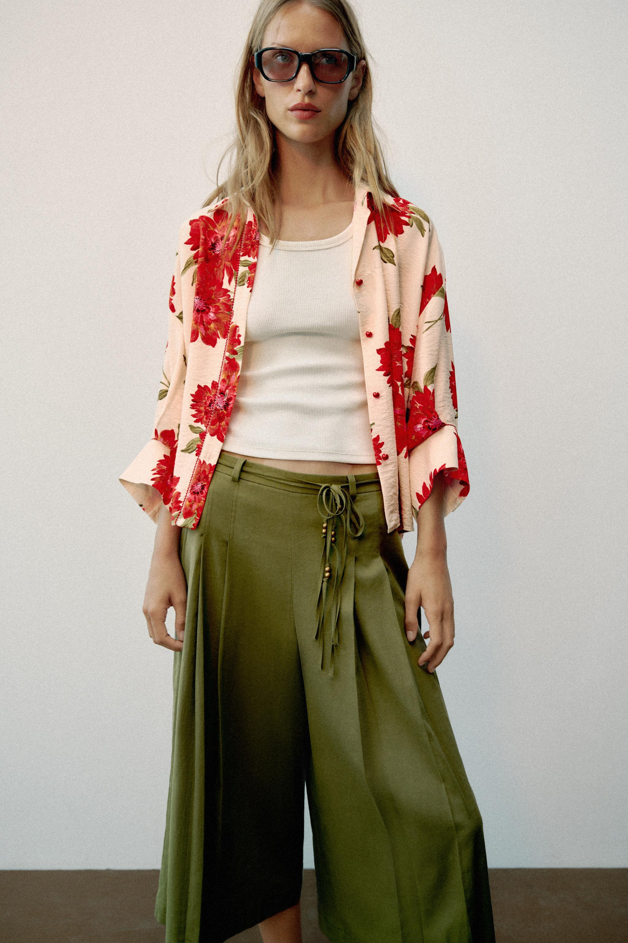 High-waisted shorts with a beaded belt and front pleats. Side zip closure concealed in the seam. | Zara US