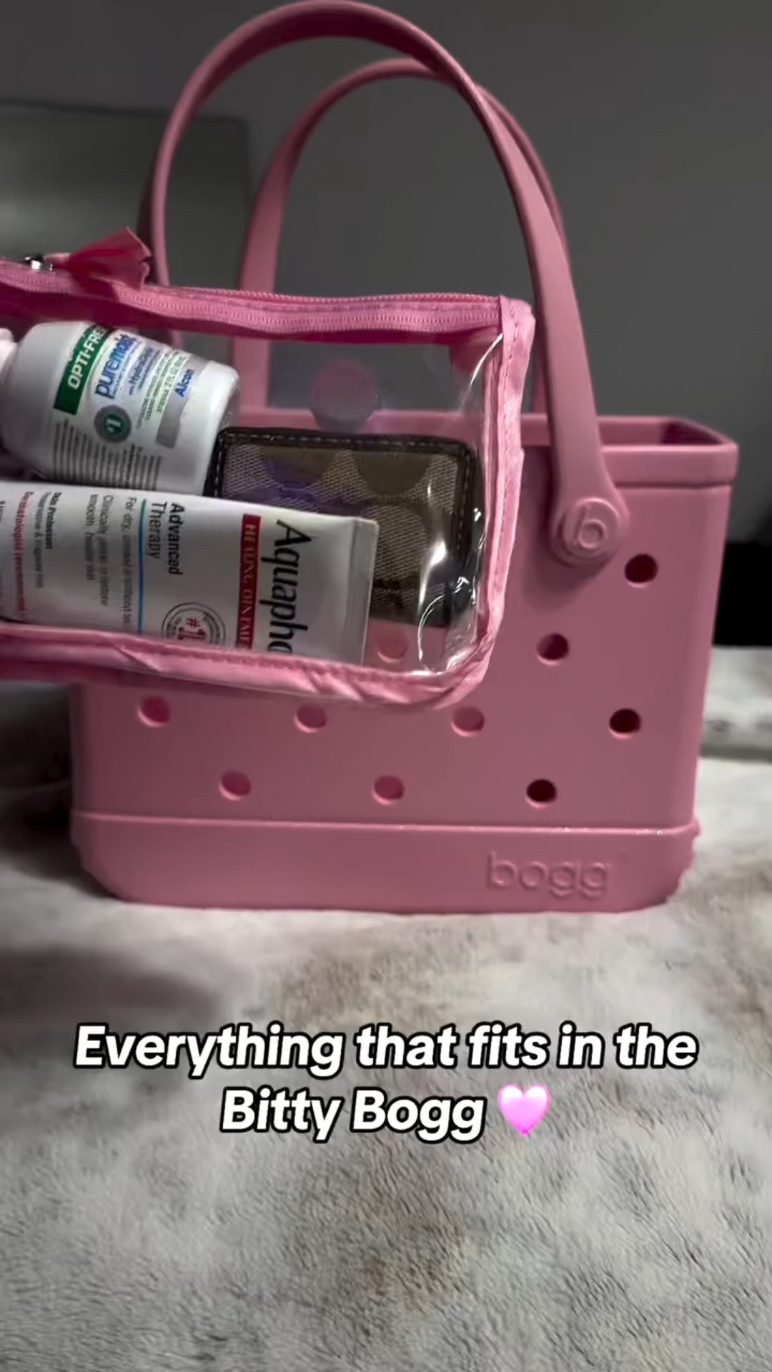 Pack my bag for work with me 💕 The Bitty Bogg Bag holds so much!

#workbag #packwithme #esthetician #estheticianlife #lashartist #lashstylist #boggbags #bittybogg