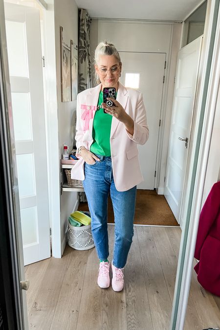 Ootd - Sunday. A green t-shirt (old) under a light pink blazer with a bow pin (old), blue Levi’s 501 jeans, pink Skechers sneakers. 



#LTKover40 #LTKstyletip #LTKmidsize