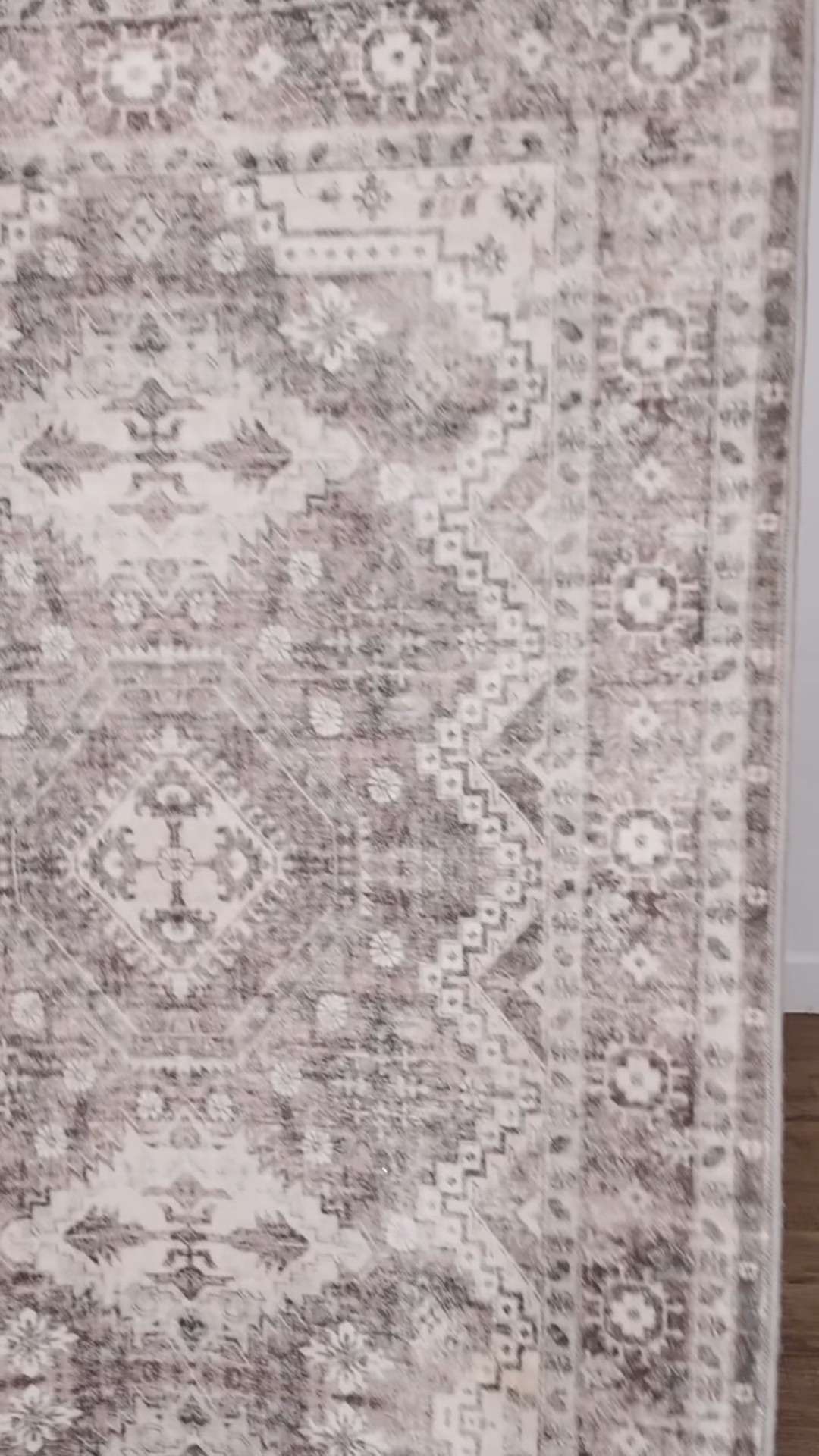 Transforma tu cocina en un ambiente cálido con una alfombra como esta.🤎

#LTKHome #LTKHoliday #LTKActive