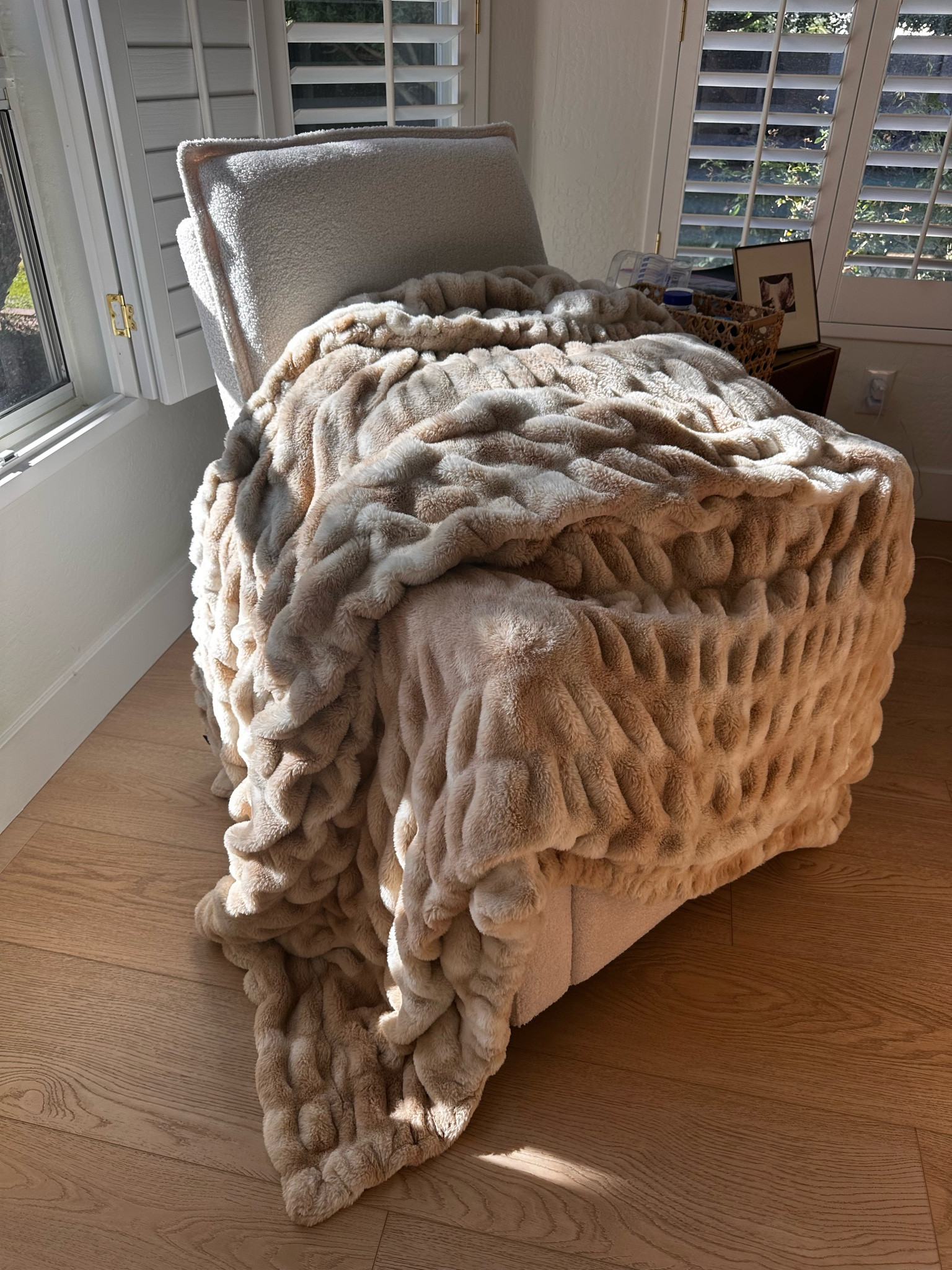 My favorite blanket I’ve been using during recovery! This would make for a great gift 

Blankets 
Home decor 
Bedroom 


#LTKGiftGuide #LTKHome #LTKStyleTip