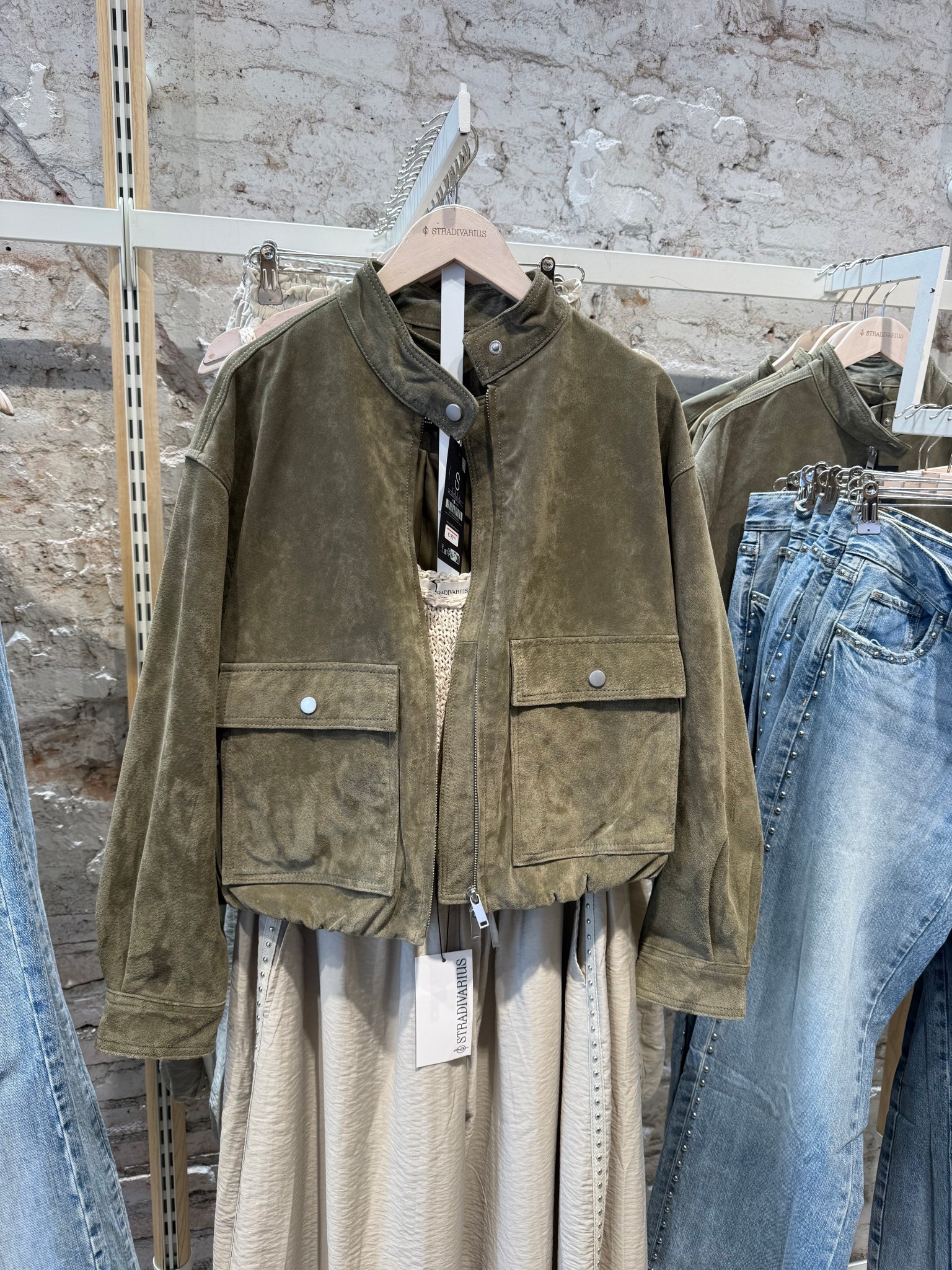 A DREAMY SUEDE JACKET🧚🏼
Tags: new in Stradivarius leather zip up button detail pockets khaki sage green cool girl chic city break style spring trend

#LTKspring