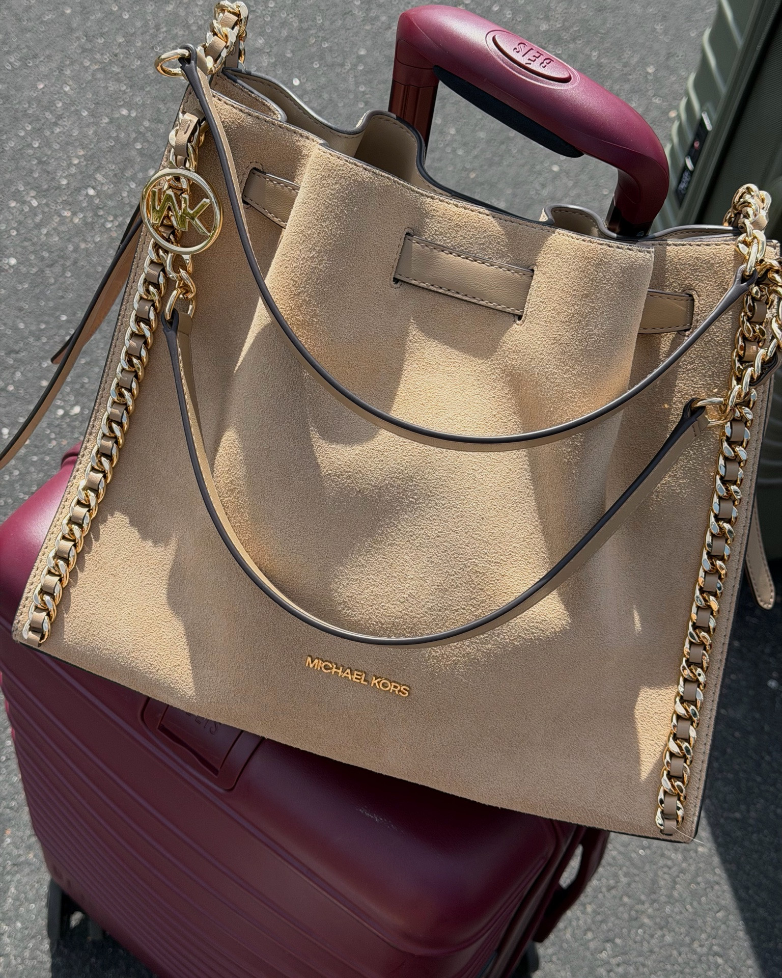 Perfect bag for spring! Versatile, Stylish, and Spacious!

@Michael Kors US #michaelkors #mkpartner