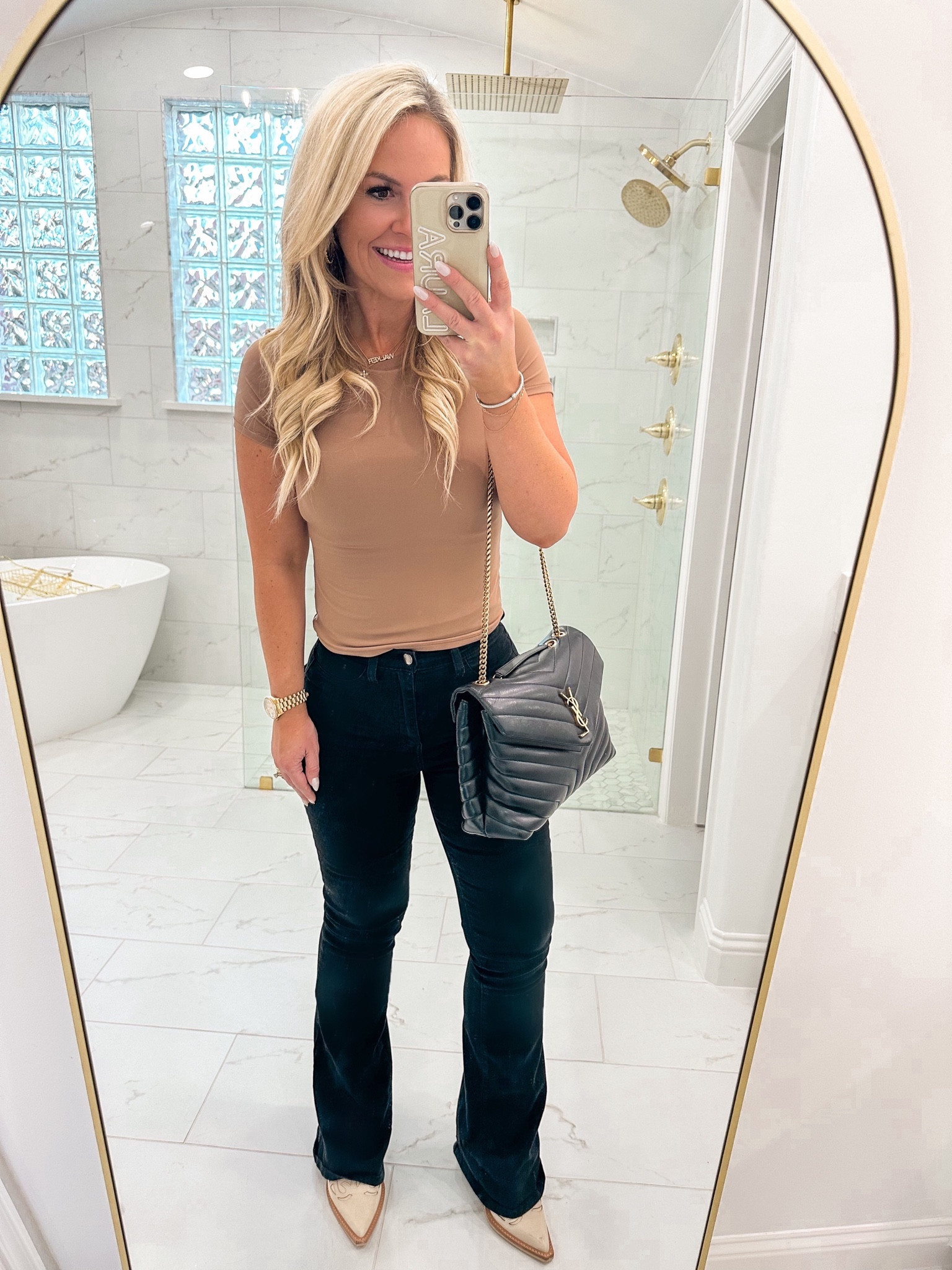 New release!! Absolutely loving this brand new crew neck top! It’s Pumiey’s newest style and the perfect staple for your closet! I already got it in 4 colors bc the fit, style and colors are SO good!!😍 Same amazing material (so comfortable) but in a non- bodysuit option! Runs tts. 