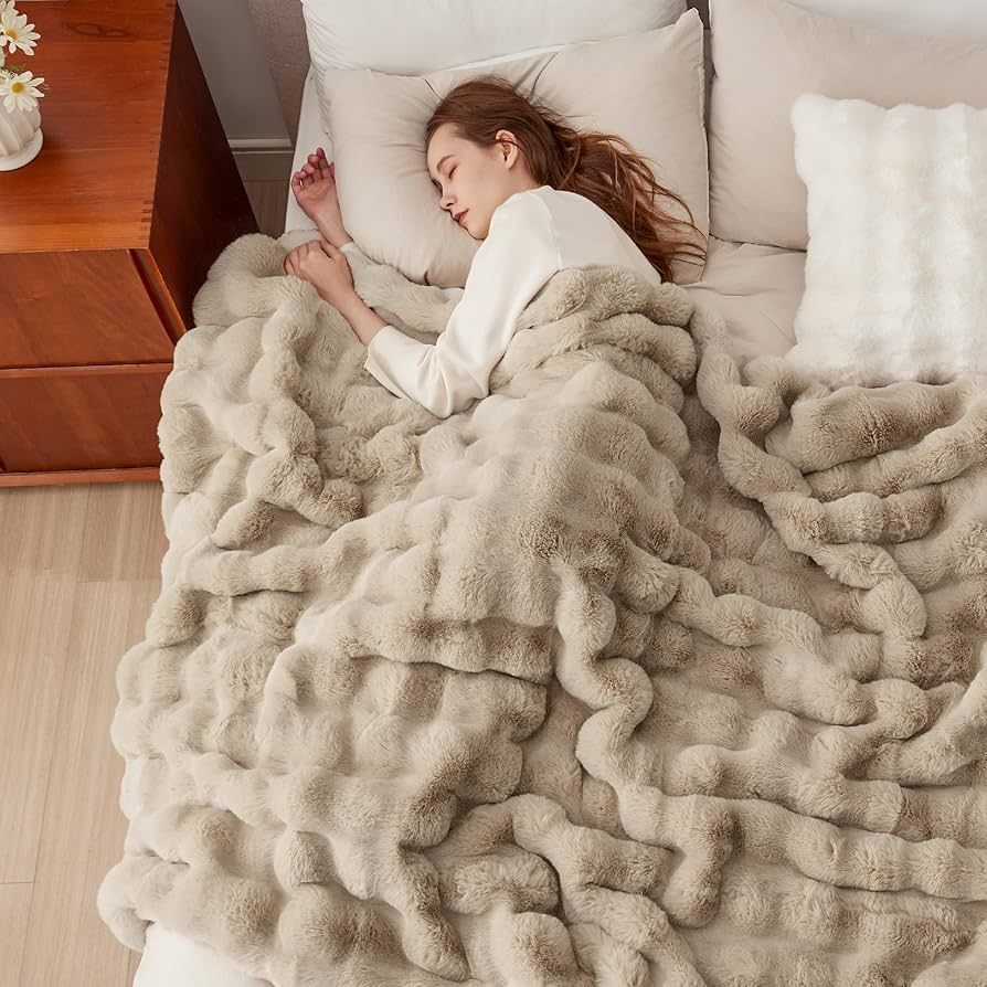 Bedsure Faux Fur Blanket, Light Brown Soft and Fluffy Blanket, Fuzzy Cozy Plush Bubble Blanket fo... | Amazon (US)