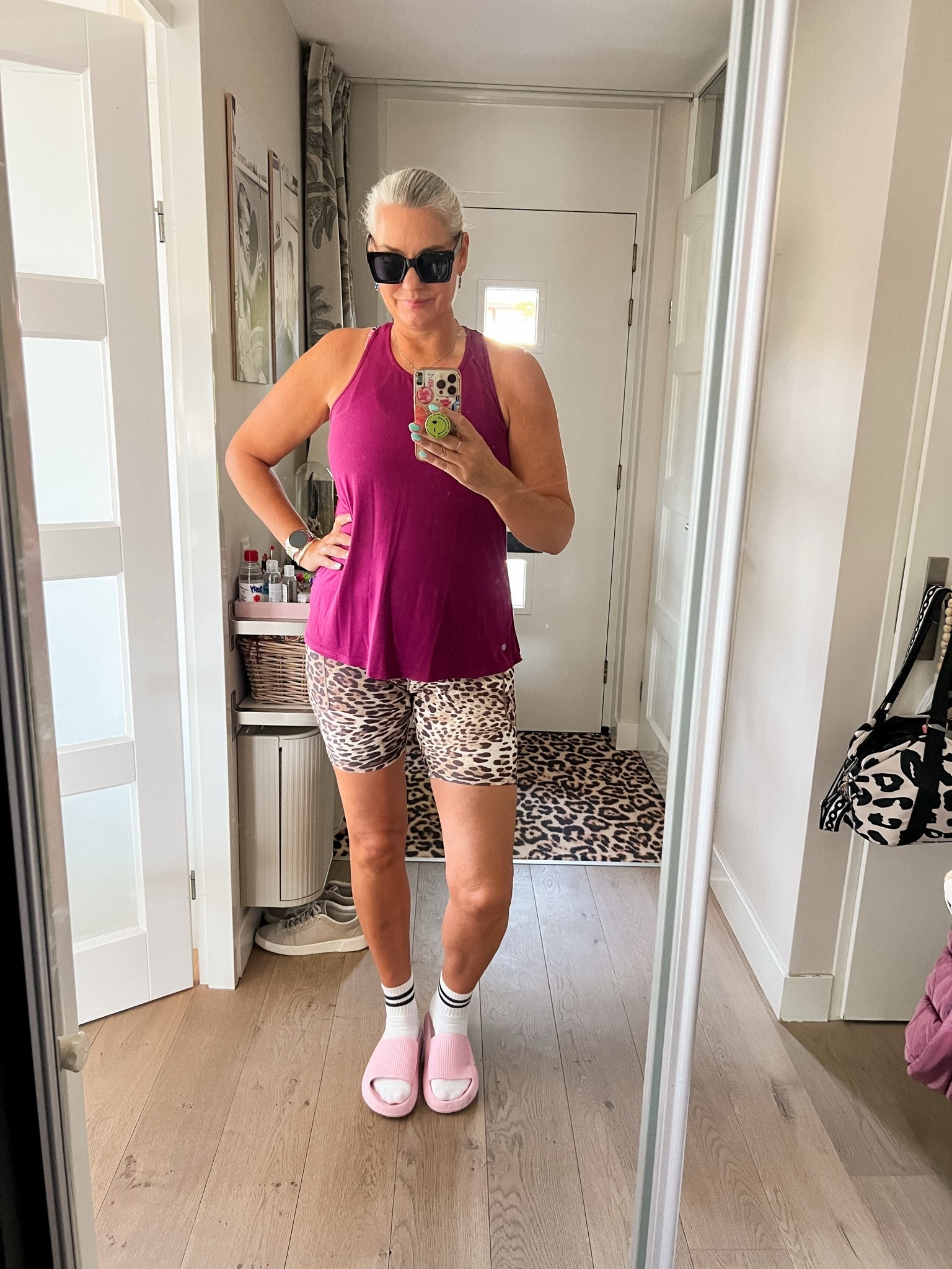 OOTD - Zondag. Eerst sporten voordat ik iets anders doe. De korte legging is van Maya Freya, de top heb ik al jaren en is van Endurance. Crew socks en Lucovitaal slippers 😎

#LTKnederlands #LTKeurope #LTKfitness