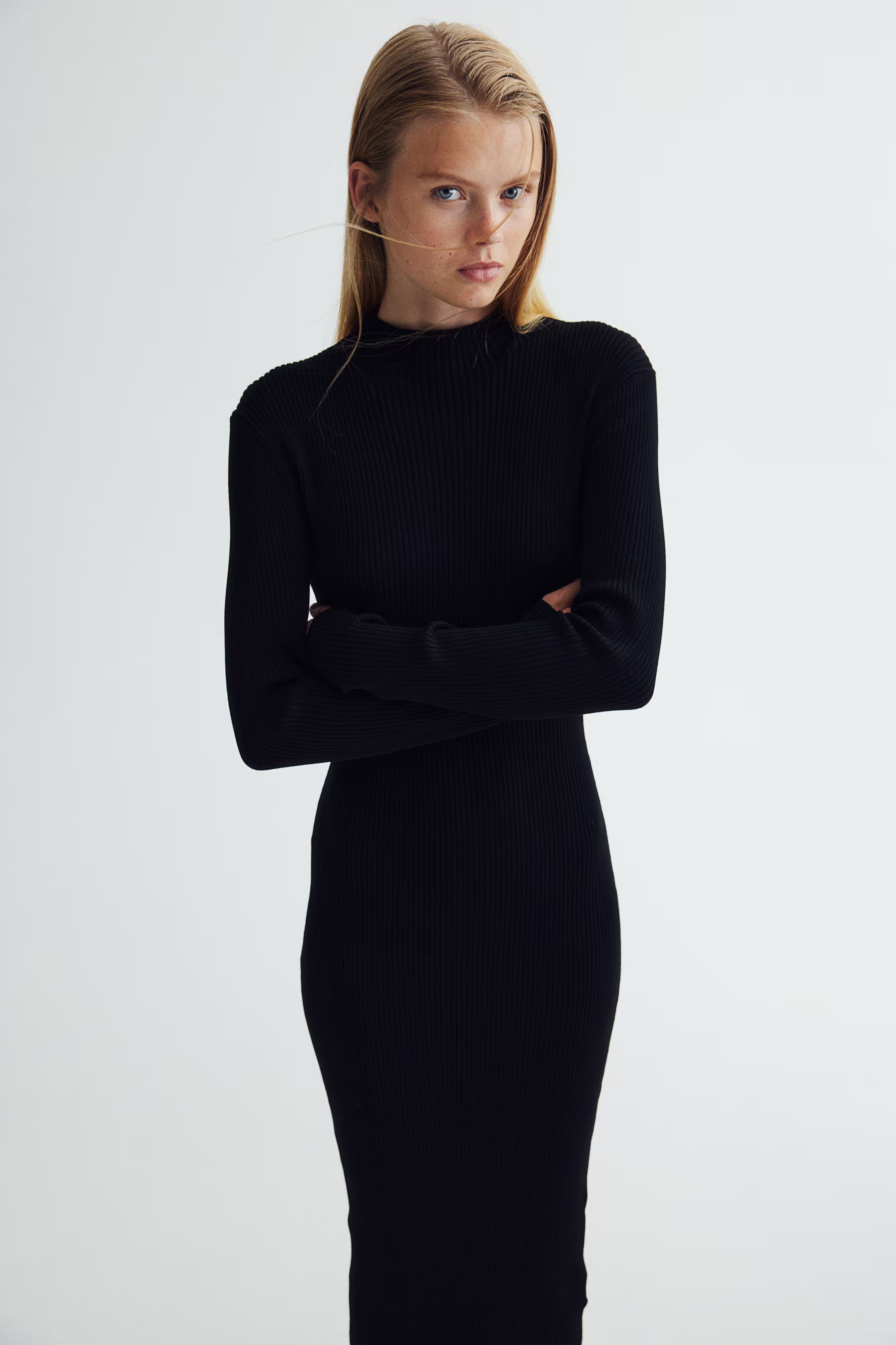 Robe en maille côtelée avec col cheminée - Col semi-montant - Manches longues - Noir - FEMME |... | H&M (FR & IT & ES)