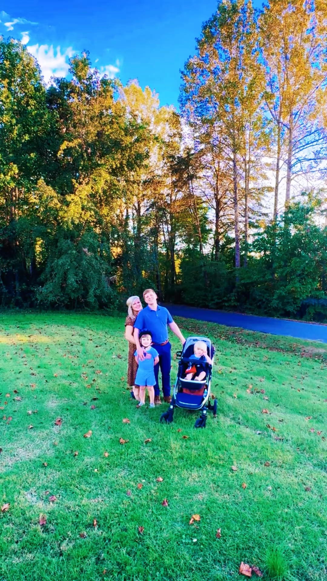 And this stunning fall day called for an evening walk out on our favorite mountain view trail to admire all the changing leaves !!! 🍁🍃🍂