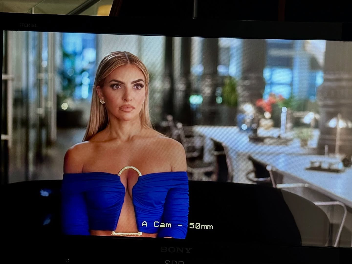 I might not have the key to the city but this top was the key to my heart. Second interview look was the keyhole top by @schiaparelli 
We went for sleek straight hair @glamour_by_farhana with extra length thanks to @amoycoutureny 
@bighoopenergybeauty brought the gold detail into the make up and of course we added diamond clusters with canary accents by @levievdiamonds and gold nails 🔑🔑🔑🔑