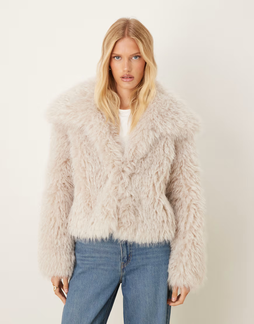 ASOS DESIGN – Cropped-Jacke aus Kunstpelz in Cremeweiß | ASOS (Global)