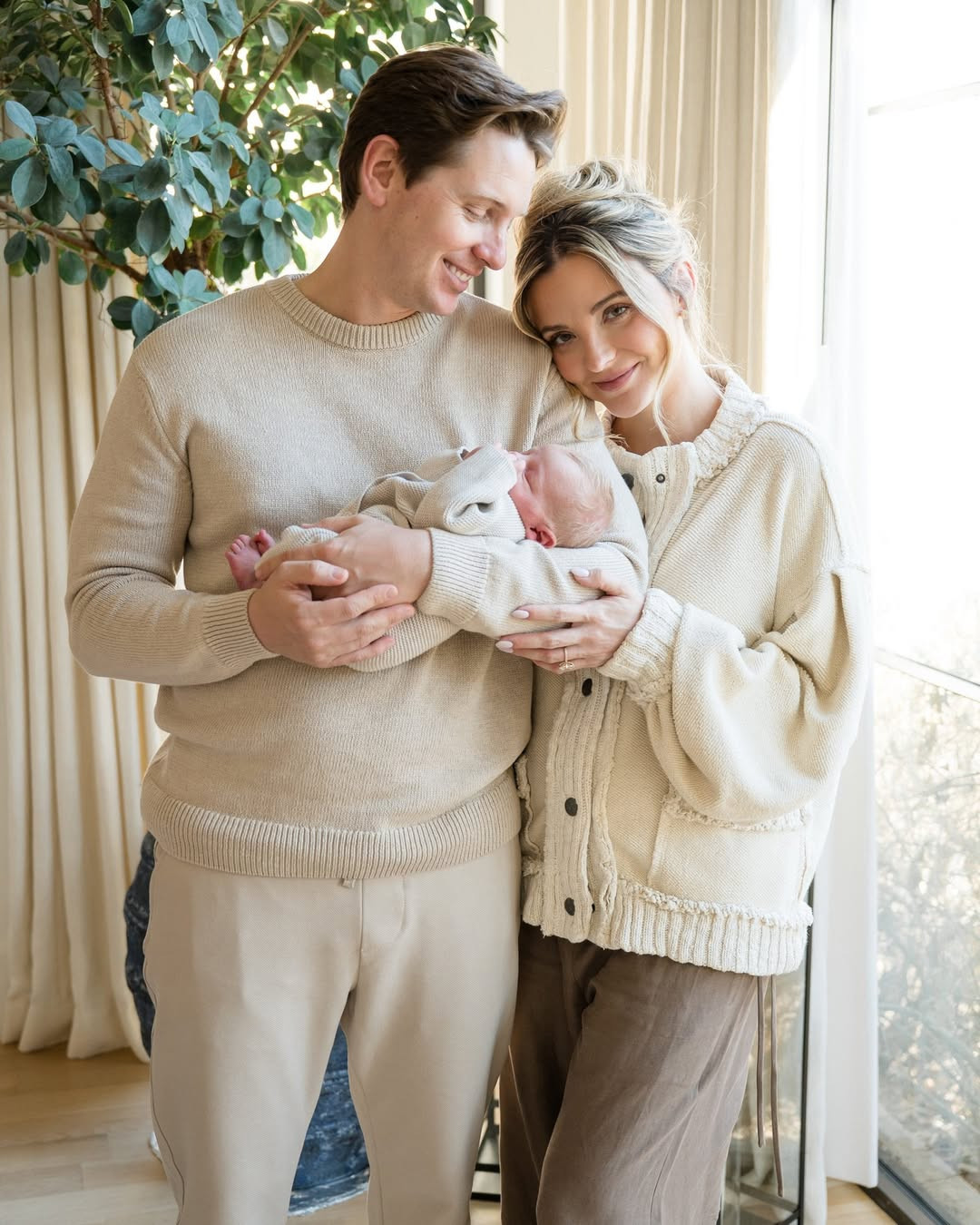 First family pic with baby no.4! 🍼 

 