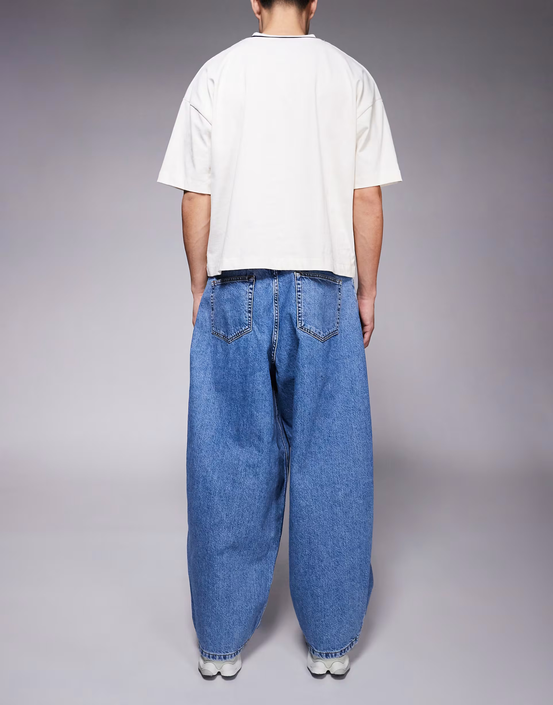 › ASOS DESIGN – Weite Oversize-Jeans in hellblauer Waschung | ASOS (Global)