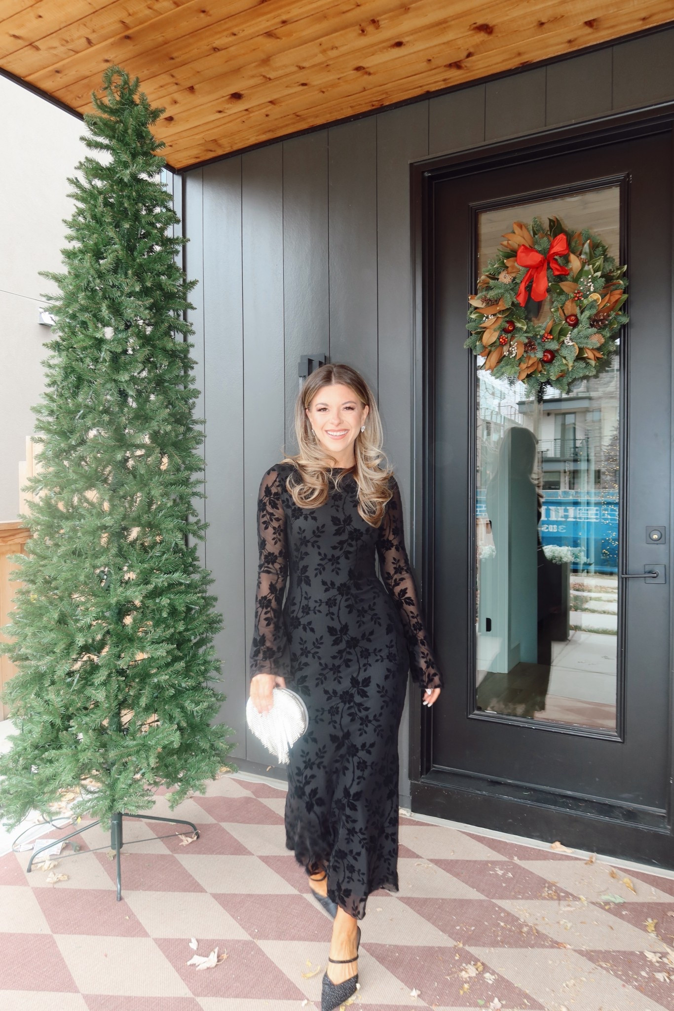 Walmart black floral sheer long sleeve maxi holiday party dress

Wearing a small

Wedding guest
Holiday event
Black floral
Long sleeve
Special occasion

#LTKWedding #LTKHoliday #LTKFindsUnder50
