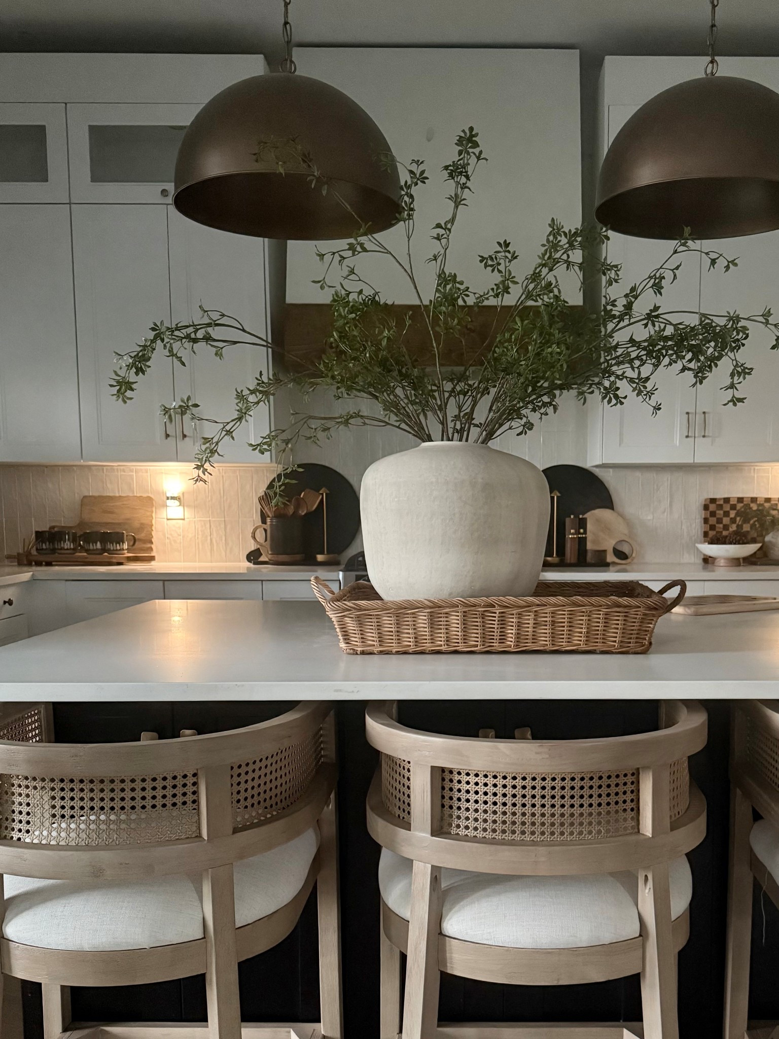 Kitchen island.. oversized vase and stems making a statement👌
I love these branches… Still a wintry enough look, but a slight nod to spring! 