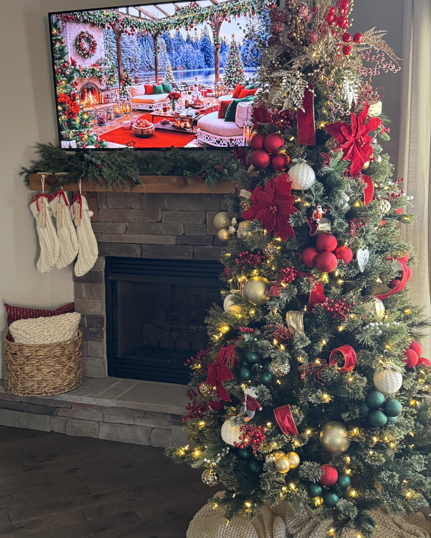 Holiday views in the house this year 🎄❤️

#LTKSeasonal #LTKHome #LTKHoliday