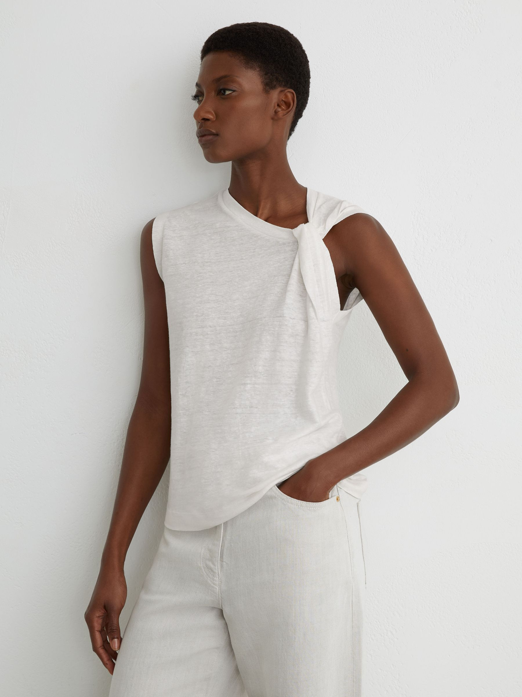 Reiss Camiseta de lino con detalle retorcido en blanco | REISS | Reiss DE