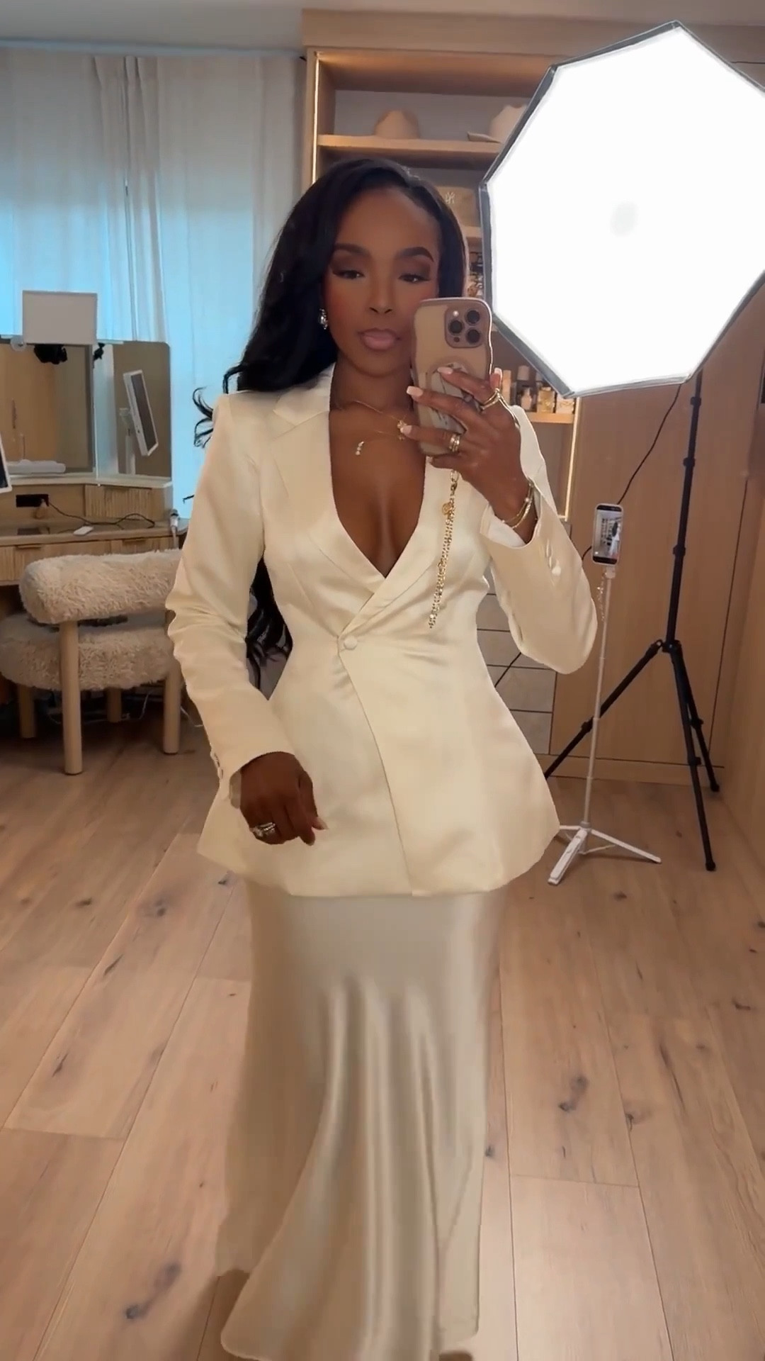 Scroll to shop ✨  

An elegant neutral outfit featuring a structured blazer styled over a satin maxi skirt — a chic look perfect for date nights, events, or elevated dinners.

Measurements: 5'4" | 138 lbs | 34D | 27" waist | 40" hips  
Sizing: Blazer Small | Skirt Small

#LTKootd #LTKgrwm