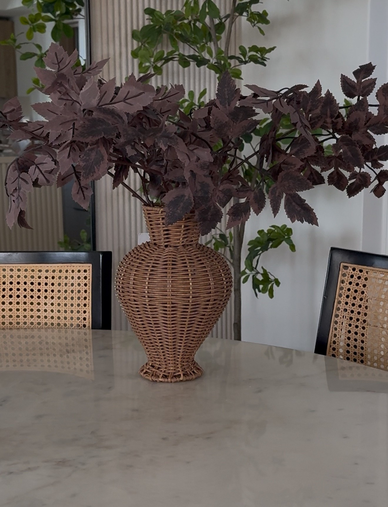 Florero hermoso de mimbre y hojas de otoño 

#LTKHoliday #LTKSeasonal #LTKGiftGuide