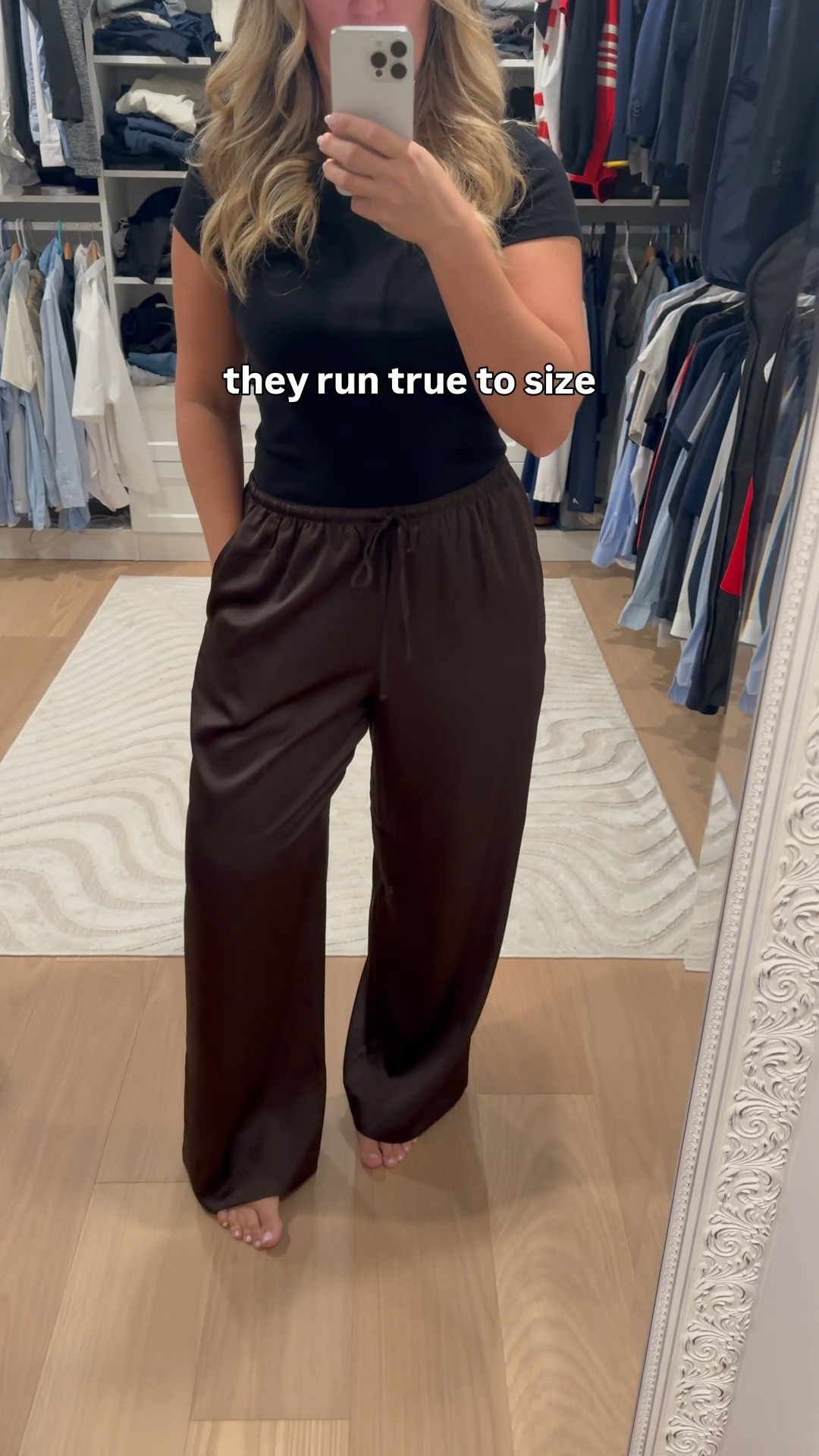 These @abercrombie dark brown satin pants are SO comfortable. They’re true to size but you can size up for a more comfortable fit. These are my go to everyday pants but can also be dressed up. 
Comfortable chocolate brown satin pants with pockets and drawstring

#LTKootd