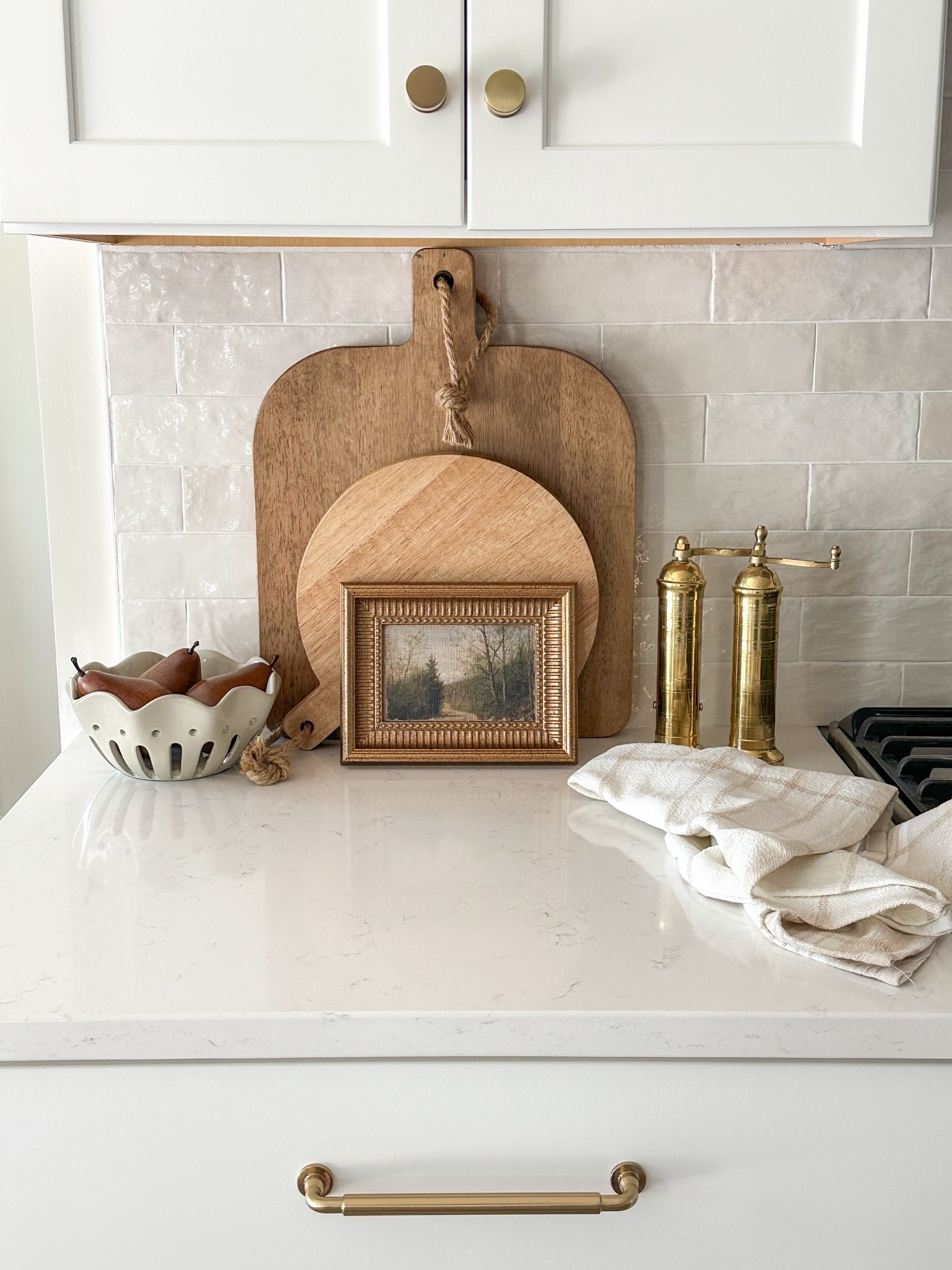 Fall kitchen counter styling 
#falldecor #homedecor #kitchendecor #brasshardware #kitchenhardware #stonewarebowl #fauxpears #breadboards #saltandpeppermills #backsplash