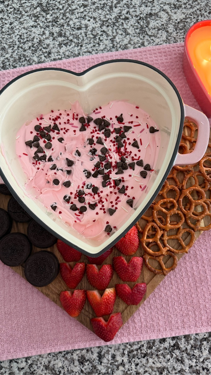 Valentine’s Day cheesecake dip 🩷✨🎀
Dutch Oven from @smithclarkironworks 
#asmr #valentinesday #pinkaesthetic #desserttiktok #sweettreats 
 @phillycreamchs