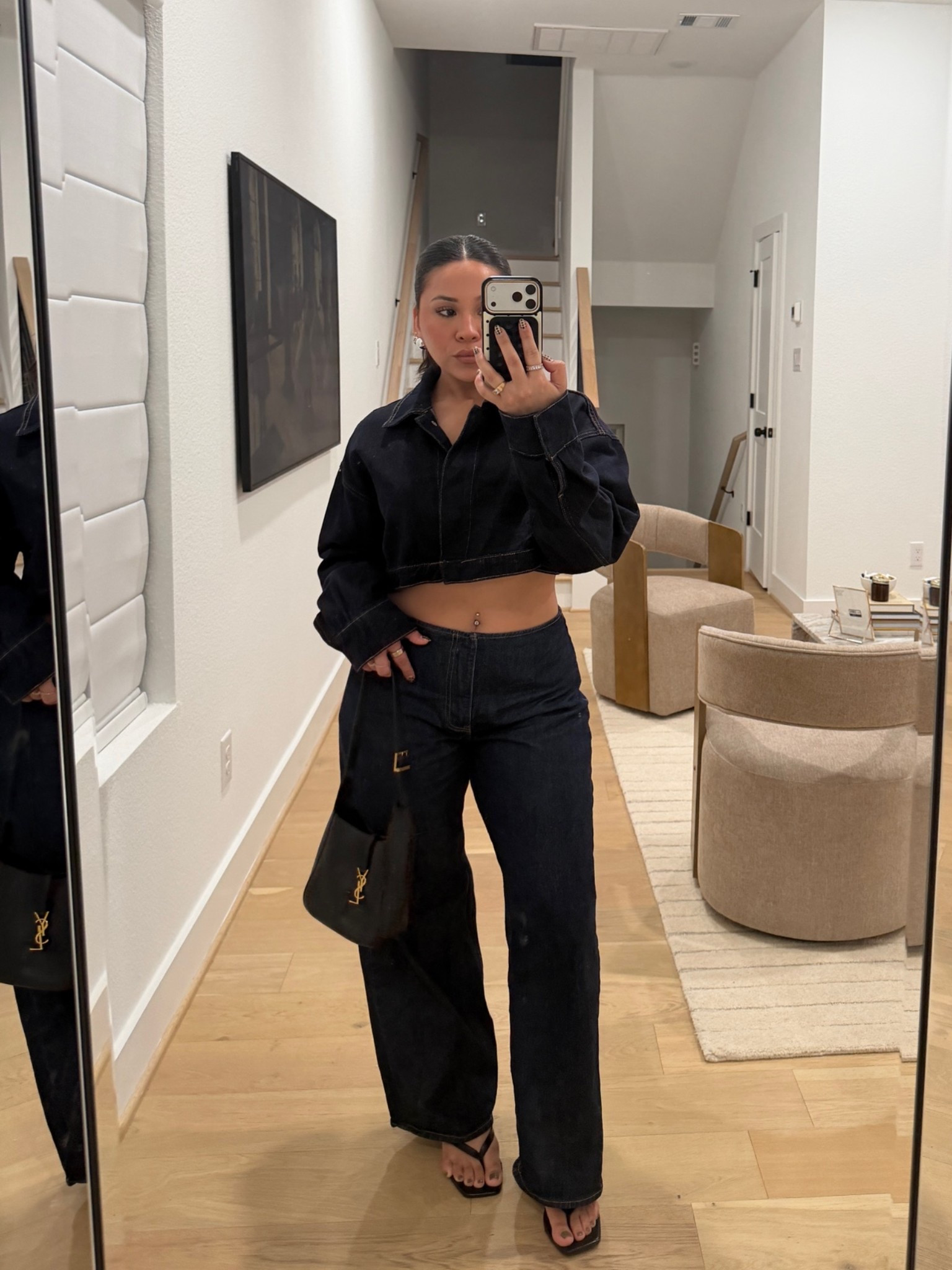Top: 2 
Jeans: 26 short 
Kitten heels: 6.5 
Black bag