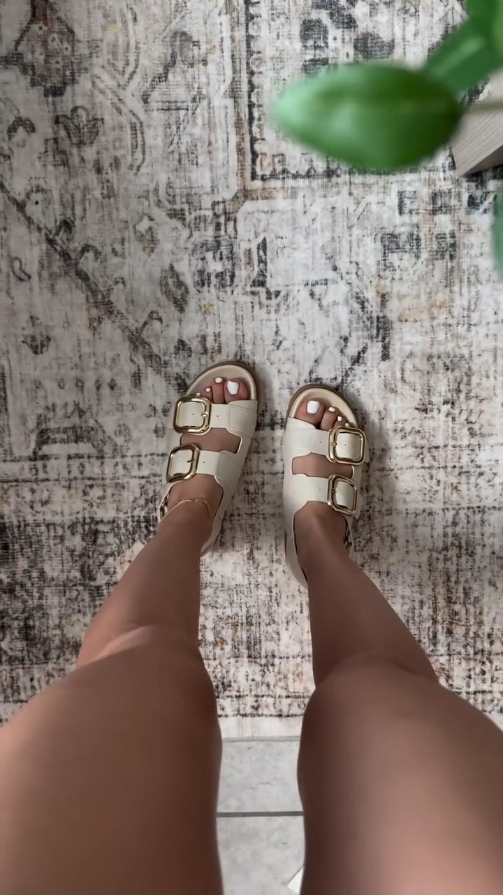 Rectifico el último par me salió un poquito más de $25 pero igual súper económico 🙌🏼👌🏻 saqué muchísimos pares de zapatos del closet algunos los done y otros los vendí y con el dinerito pues repuse 🤭
Comenta LINK 🔗 y te mando la info de todo 

@walmart @walmartfashion @mavelyapp #linkittowinit #walmart #mavely #walmarthaul #shoehaul #summershoes #shoefashion