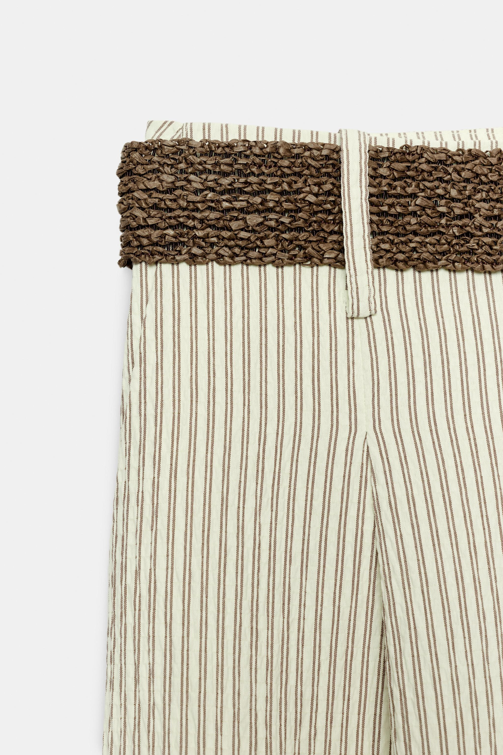Model height: 177 cmTrousers with a belt and front darts. Featuring front pockets and patch pocke... | Zara DE