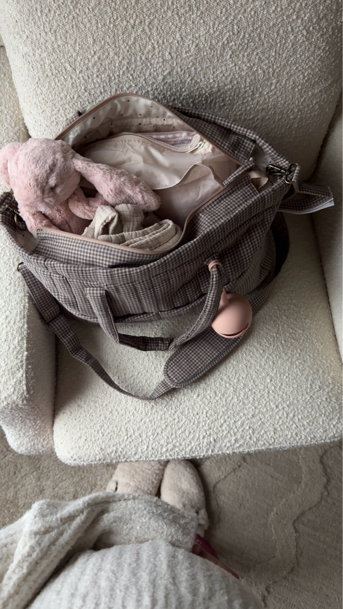 Baby girl’s diaper bag 🤍🐰