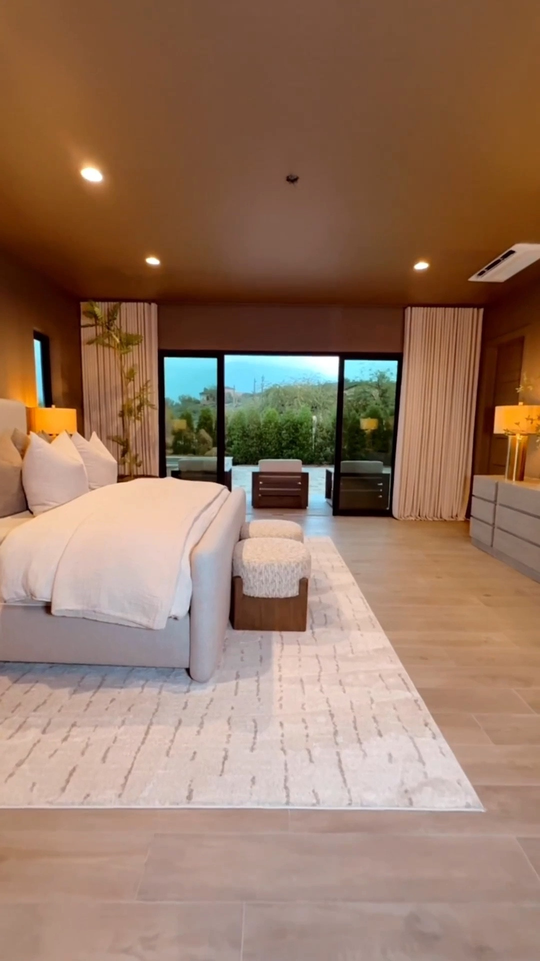 These two bedrooms are a statement in my home! Modern, neutral, and so refreshed! My personal favorites are the wrap around nightstands and dressers! They are so sleek and modern it fits so well in any state of my room ✨🤗

Modern neutral home decor 
Bedroom makeovers 
Modern Bedroom makeover 
Interior design


#summerthompsonstyles 


#LTKvlog #LTKHome #LTKdayinmylife