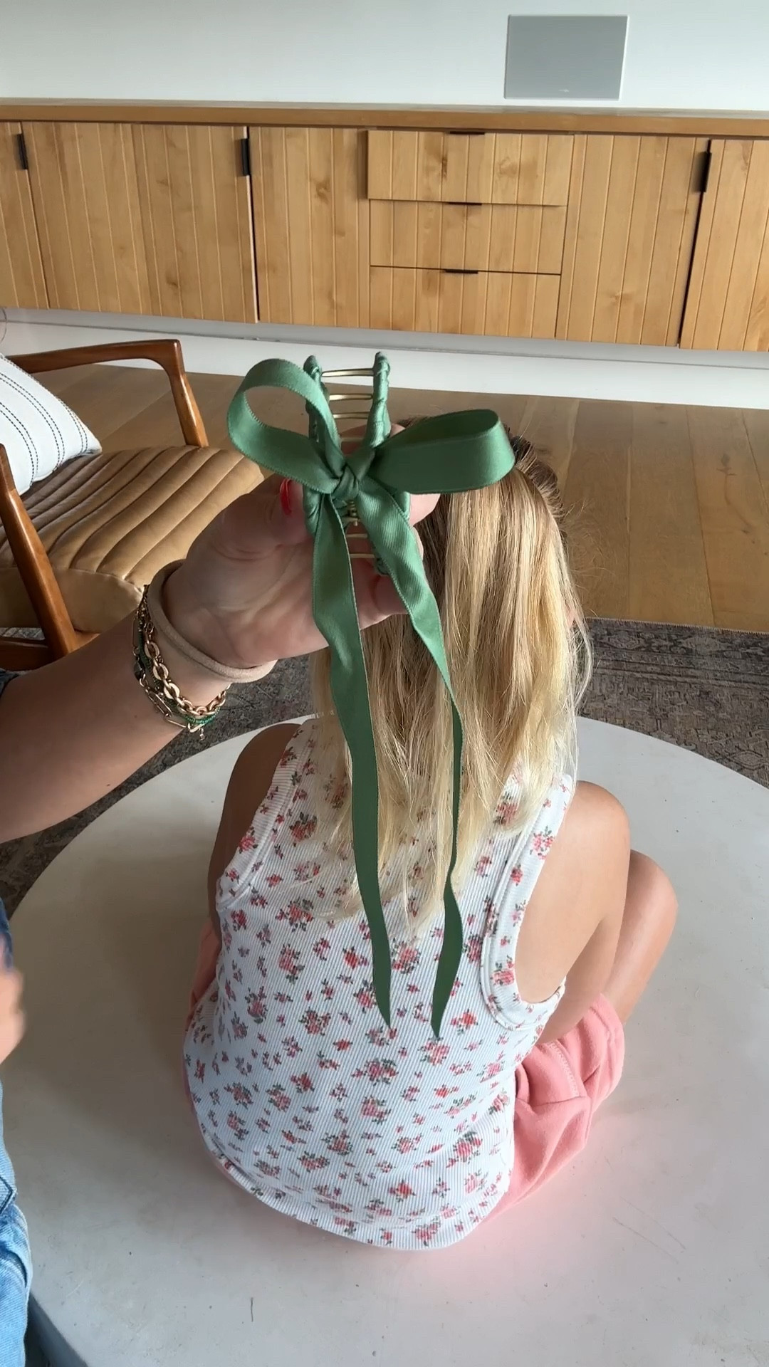 Claw clip ribbon hairstyle 